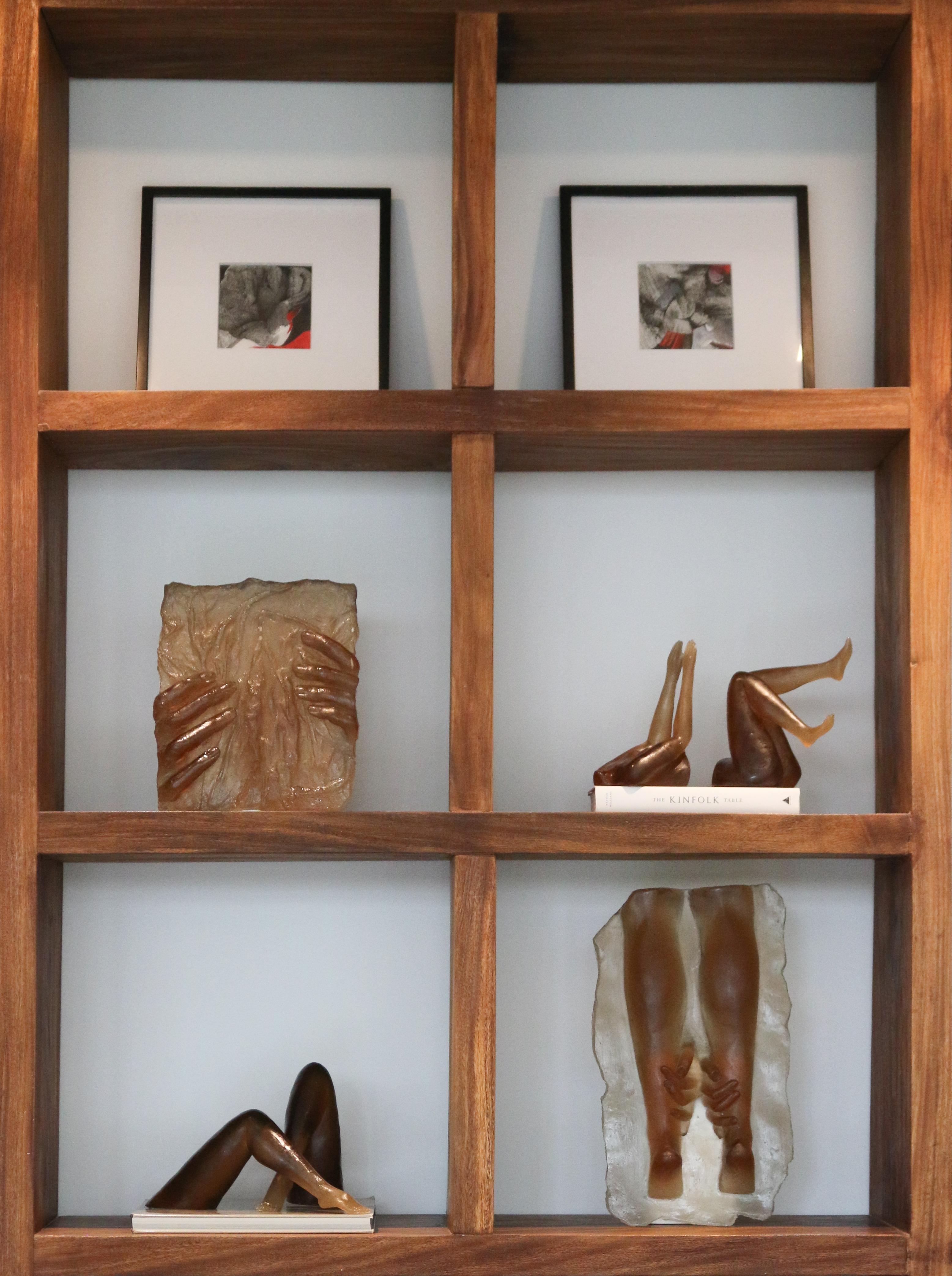 Colombien Serre-livres Il Corpo - Sculpture d'art en résine représentant le torse et les jambes d'une femme en vente