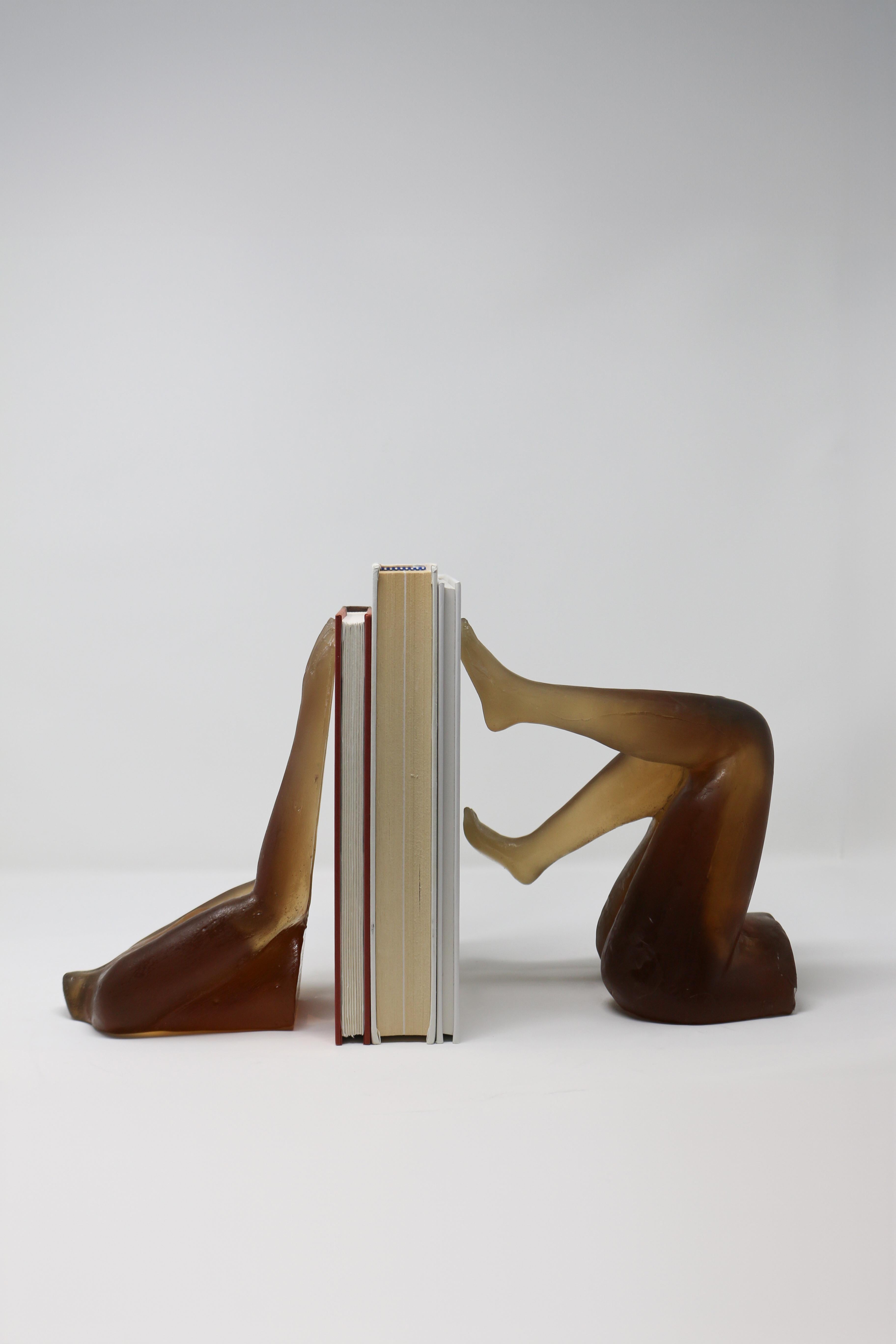 Moulage Serre-livres Il Corpo - Sculpture d'art en résine représentant le torse et les jambes d'une femme en vente