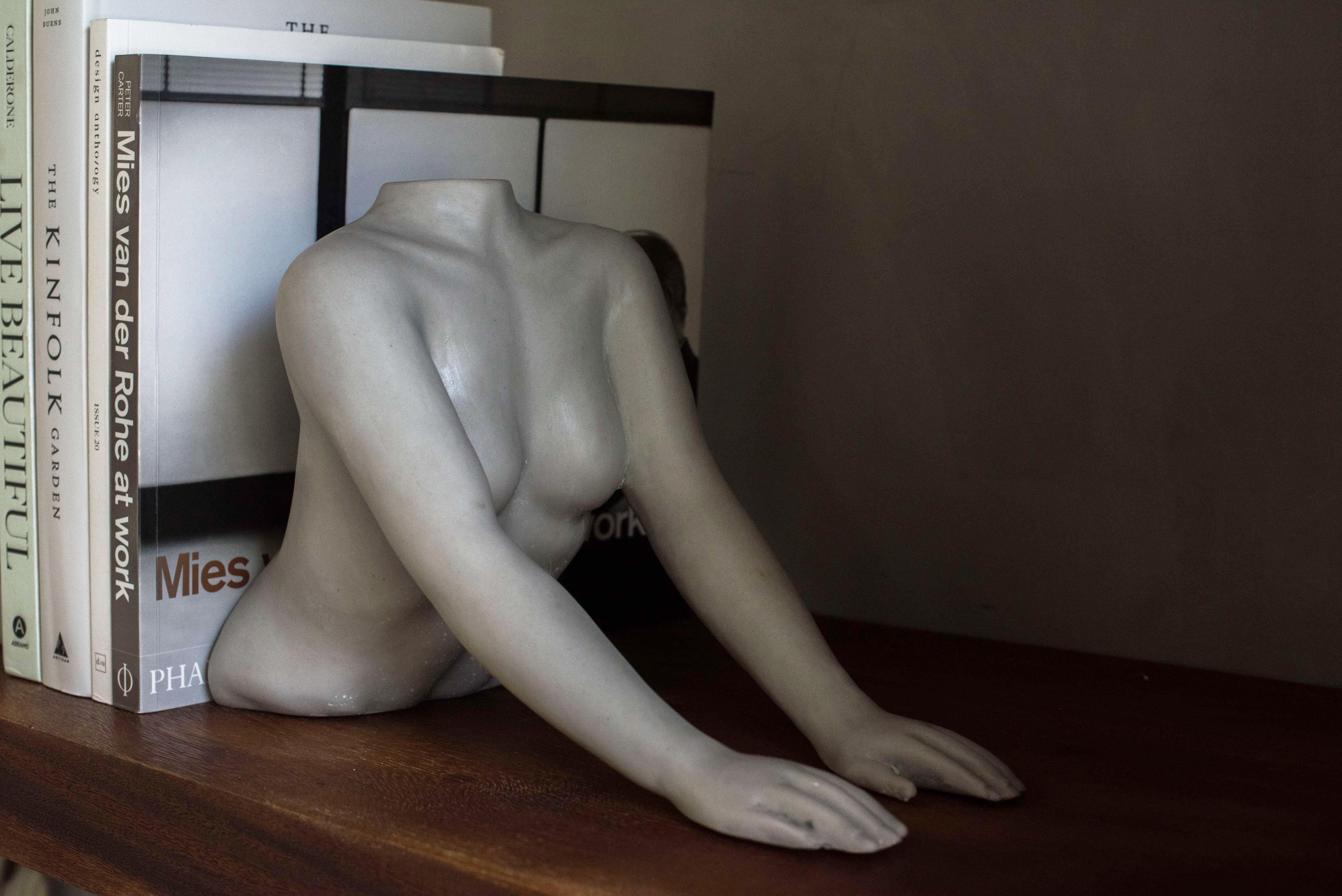 Il Corpo II Skulpturale Buchstützen mit weiblichem Körper, handgefertigt aus Harz  (Handgefertigt) im Angebot