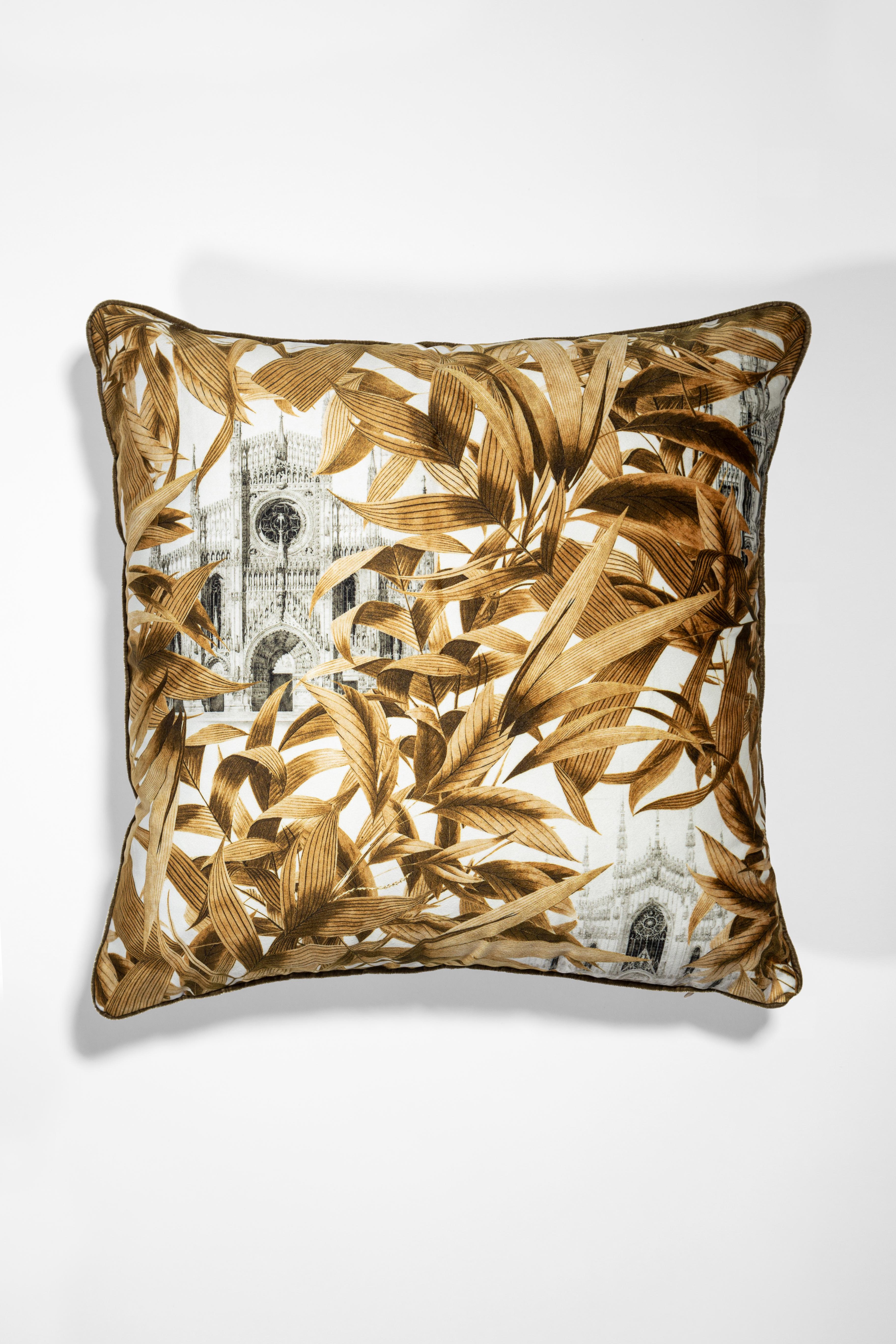 From the encounter between the historical archives of the Duomo di Milano and the imagery of Grand Tour by Vito Nesta, this unique collections of cushions were born. “Il Duomo che Non c’e” collects a selection of the most evocative designs that were