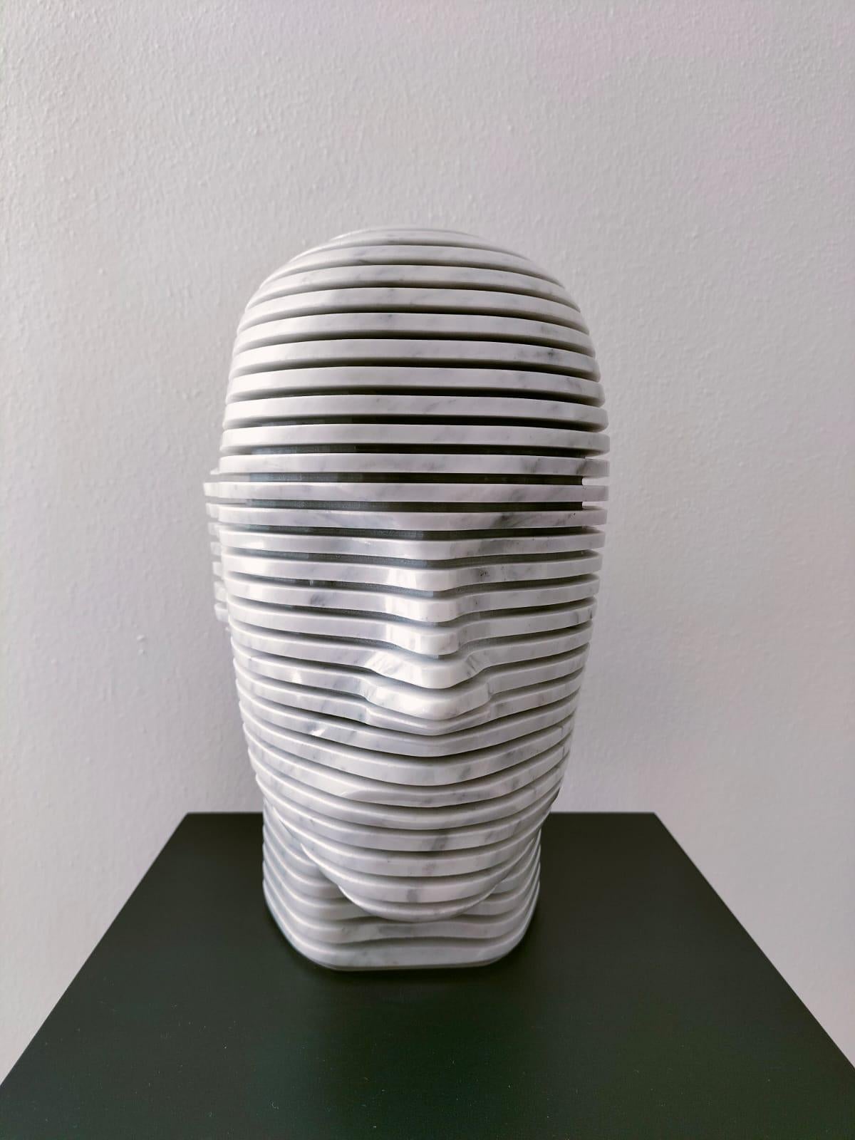 Scultura Il Guerriero di Kreoo 
Creato da Enrico Gobbi
Dimensioni: D. 19 x L. 24 x H. 28 cm.
Materiali: Marmo Bianco Carrara.

Disponibile in diverse opzioni di marmo. Contattateci.

Scultura complessa di una testa di uomo, interamente scanalata.
