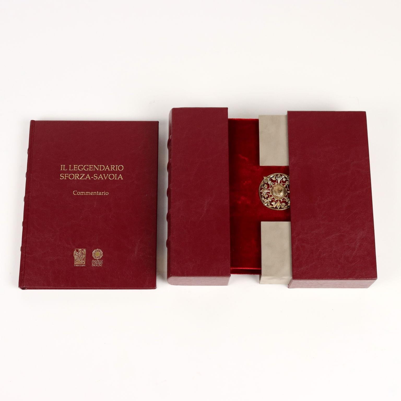 Volume relié en velours de soie rouge avec une rosette dorée au centre du plat antérieur, ciselé avec les insignes des Sforza et des Savoie, contenu dans un étui en cuir rouge en forme de volume avec des titres au dos : très bon état, tant pour la