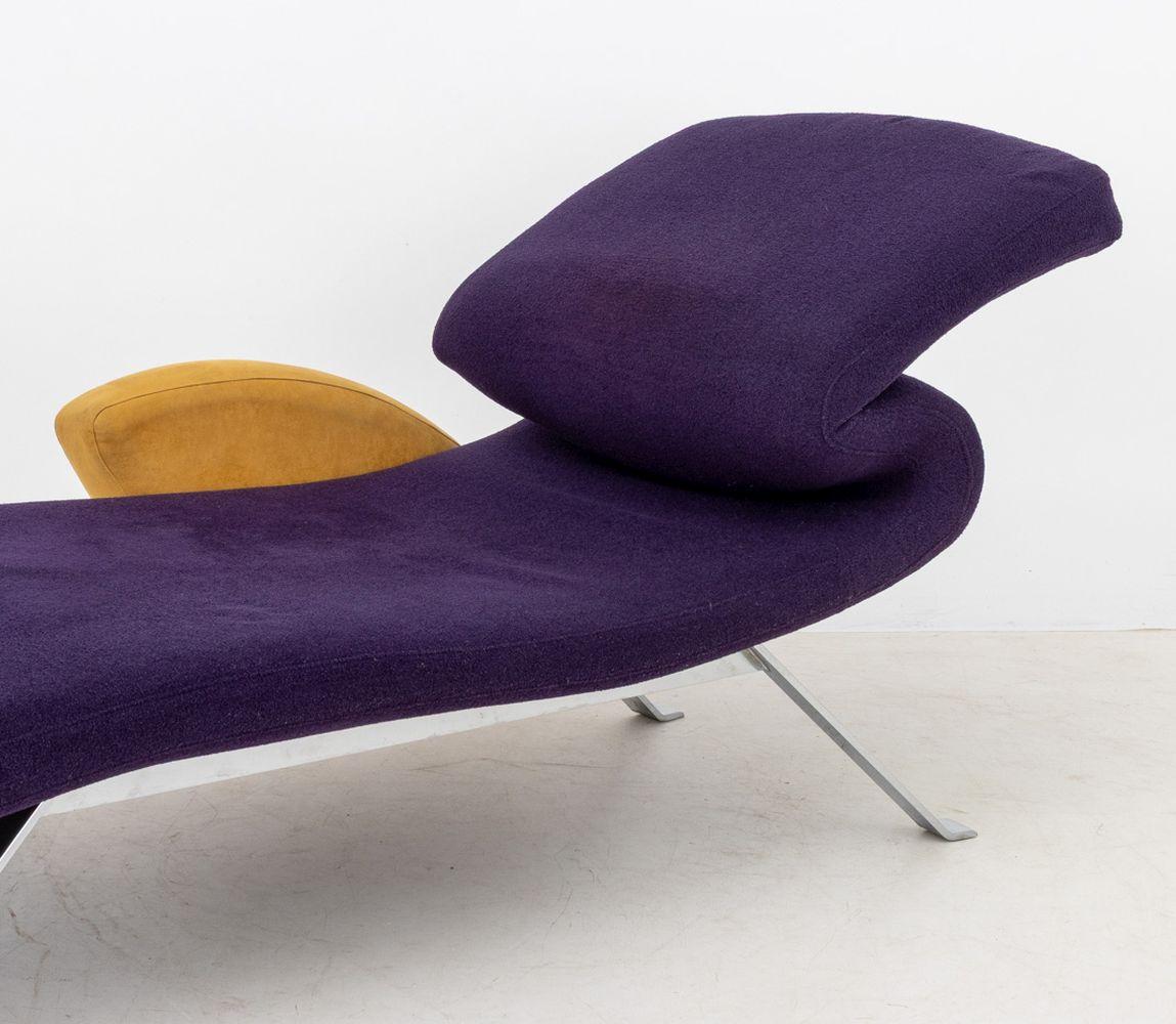 Chaise longue imbottita Il Loft, di colore viola e giallo con un braccio, su quattro gambe cromate, con etichetta 