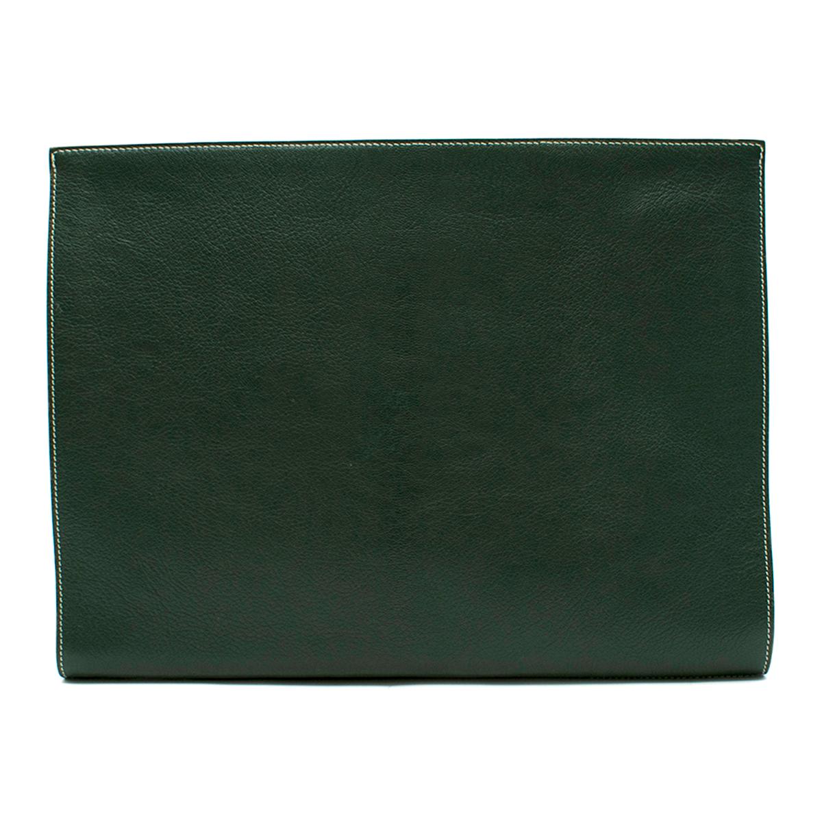 Il Micio Green Goatskin A4 Folio Document Case


- Green A4 document case
- Soft, grained goatskin leather
- Zip fastening, gold-tone 
- Spacious centre compartment, lined in cotton twill
- Orange-tone detailing

Please note, these items are