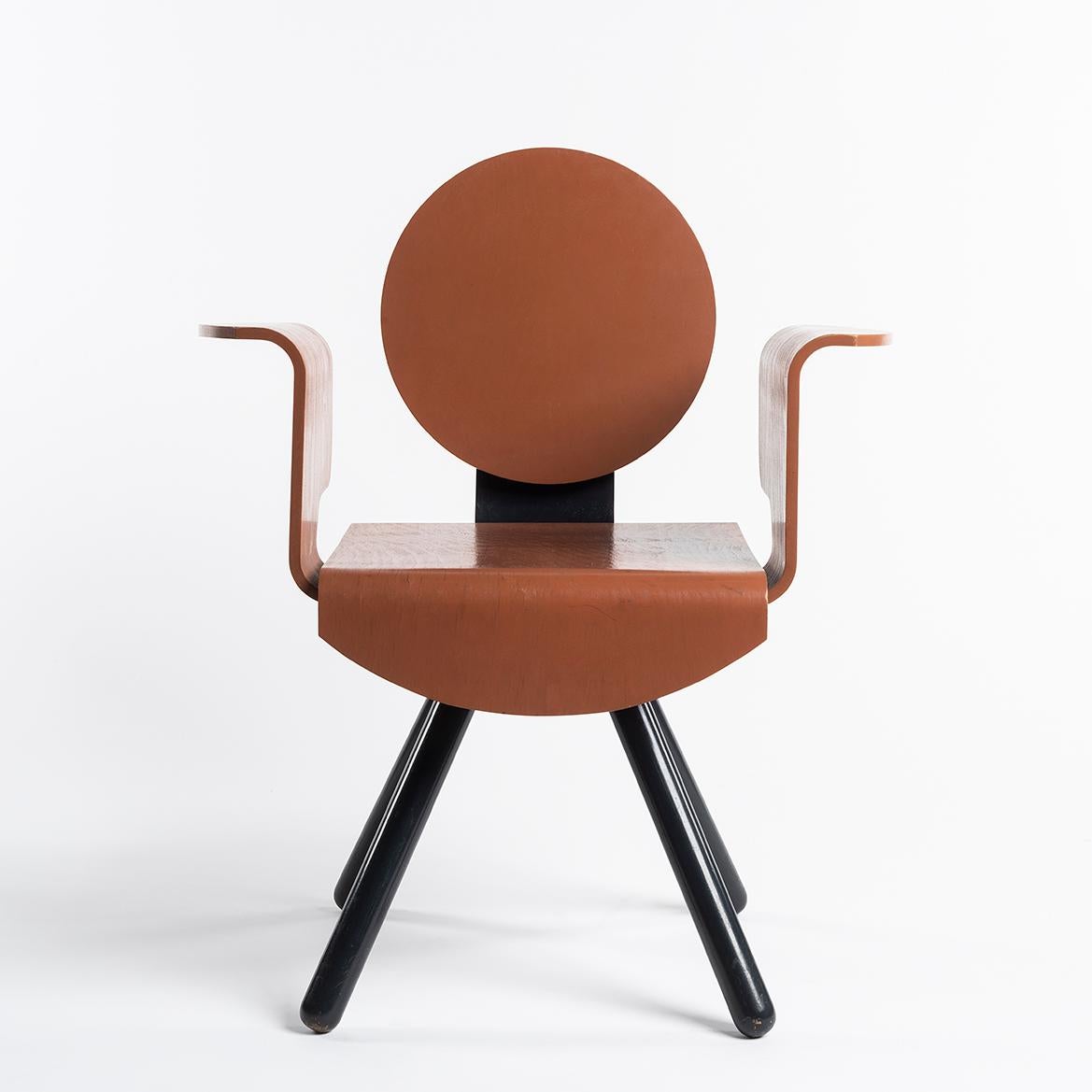 Dieser Stuhl wurde von Shigeru Uchida für das Hotel Il Palazzo, ein Projekt von Aldo Rossi in Fukuoka, Japan, entworfen.

Das Hotel 