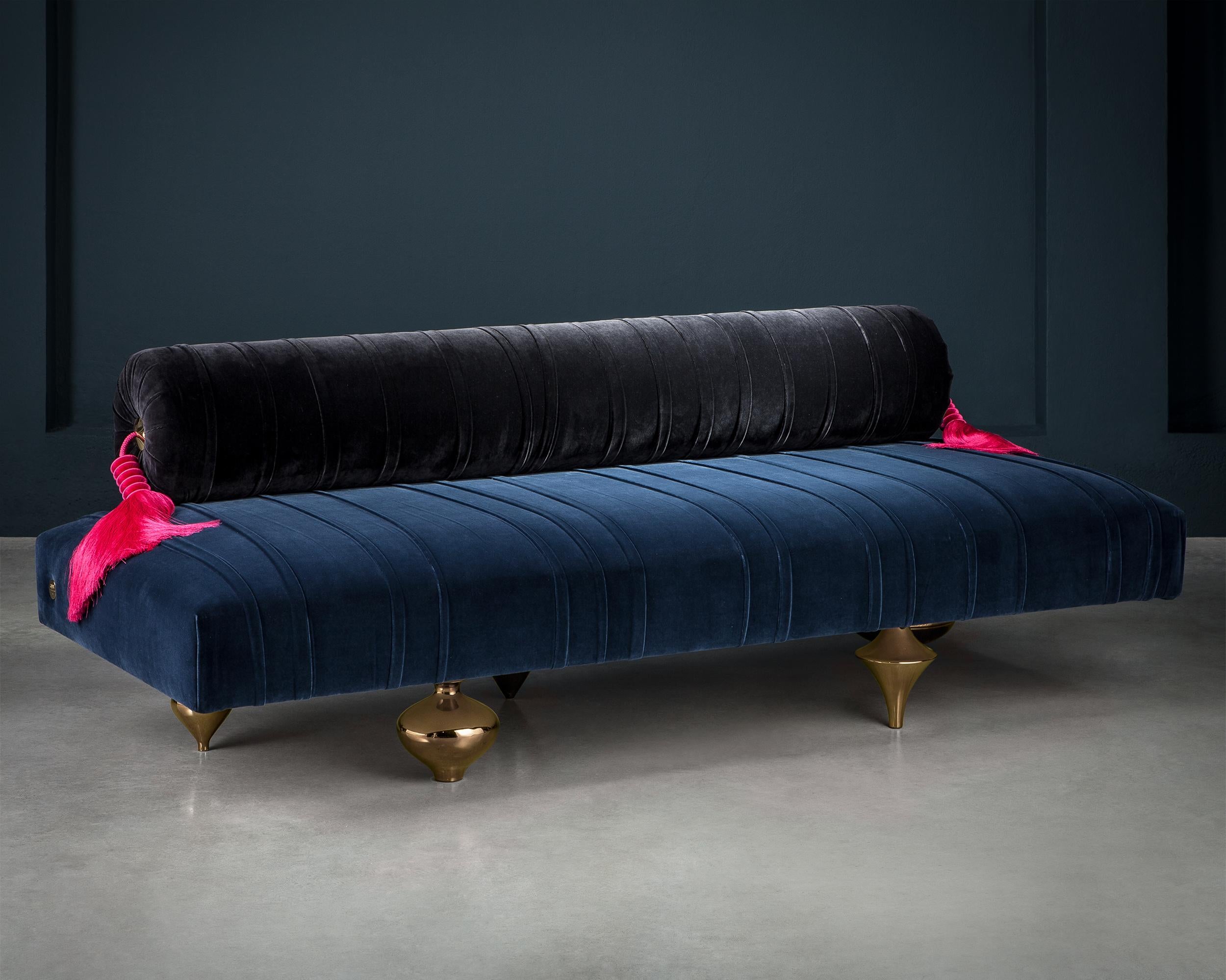 An alternation of rounded shapes and geometrical lines, reassuming discipline and freedom, a composite, multiethnic plan where every element and material harmoniously contributes to the overall balance of the piece.
Il Pezzo 1 Daybed is expertly