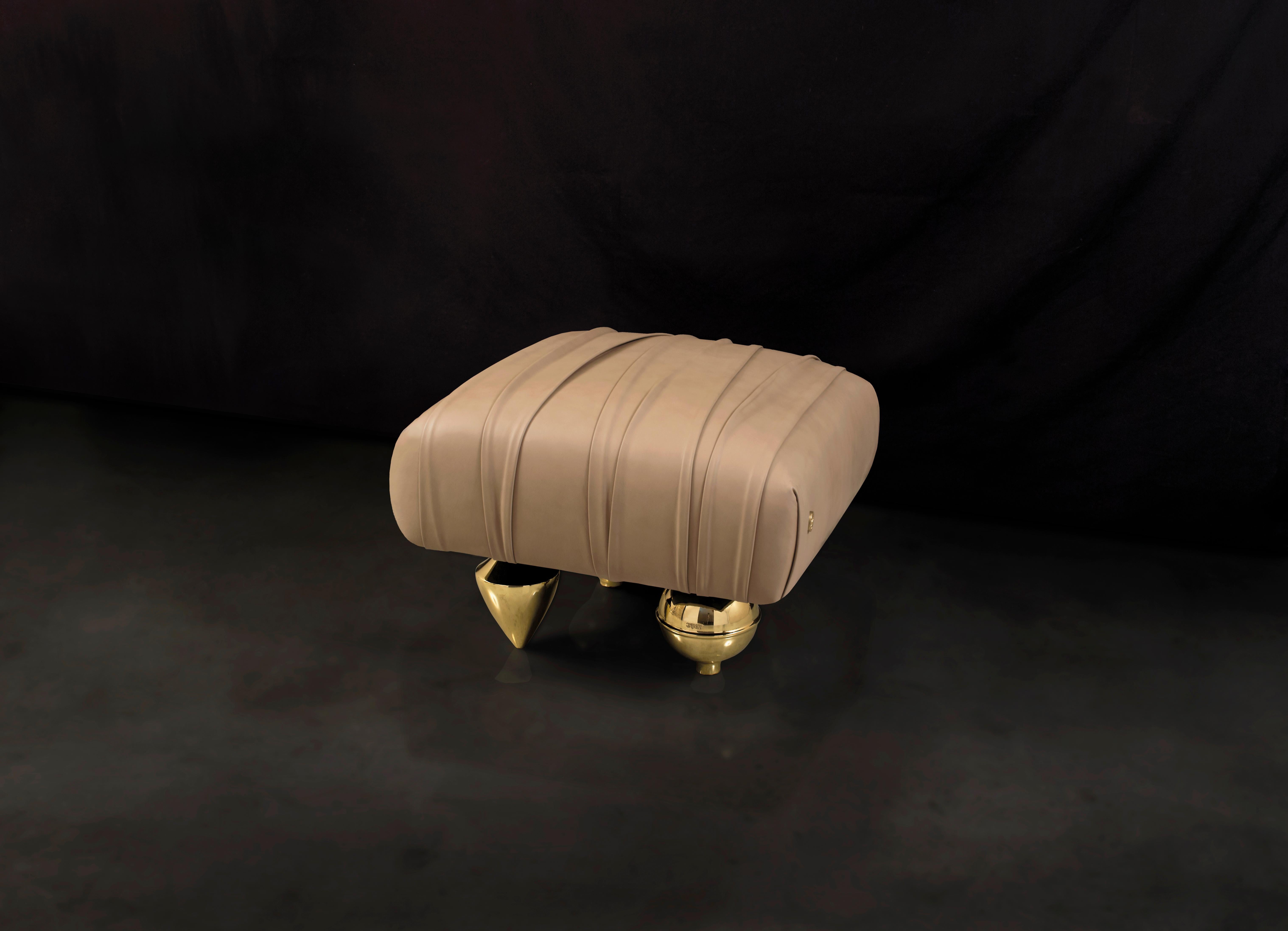 An alternation of rounded shapes and geometrical lines, reassuming discipline and freedom, a composite, multiethnic plan where every element and material harmoniously contributes to the overall balance of the piece.
Il Pezzo 1 Pouf is expertly