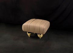 Otomana "Il Pezzo 1 Pouf" tapizada en piel fina con base de latón dorado