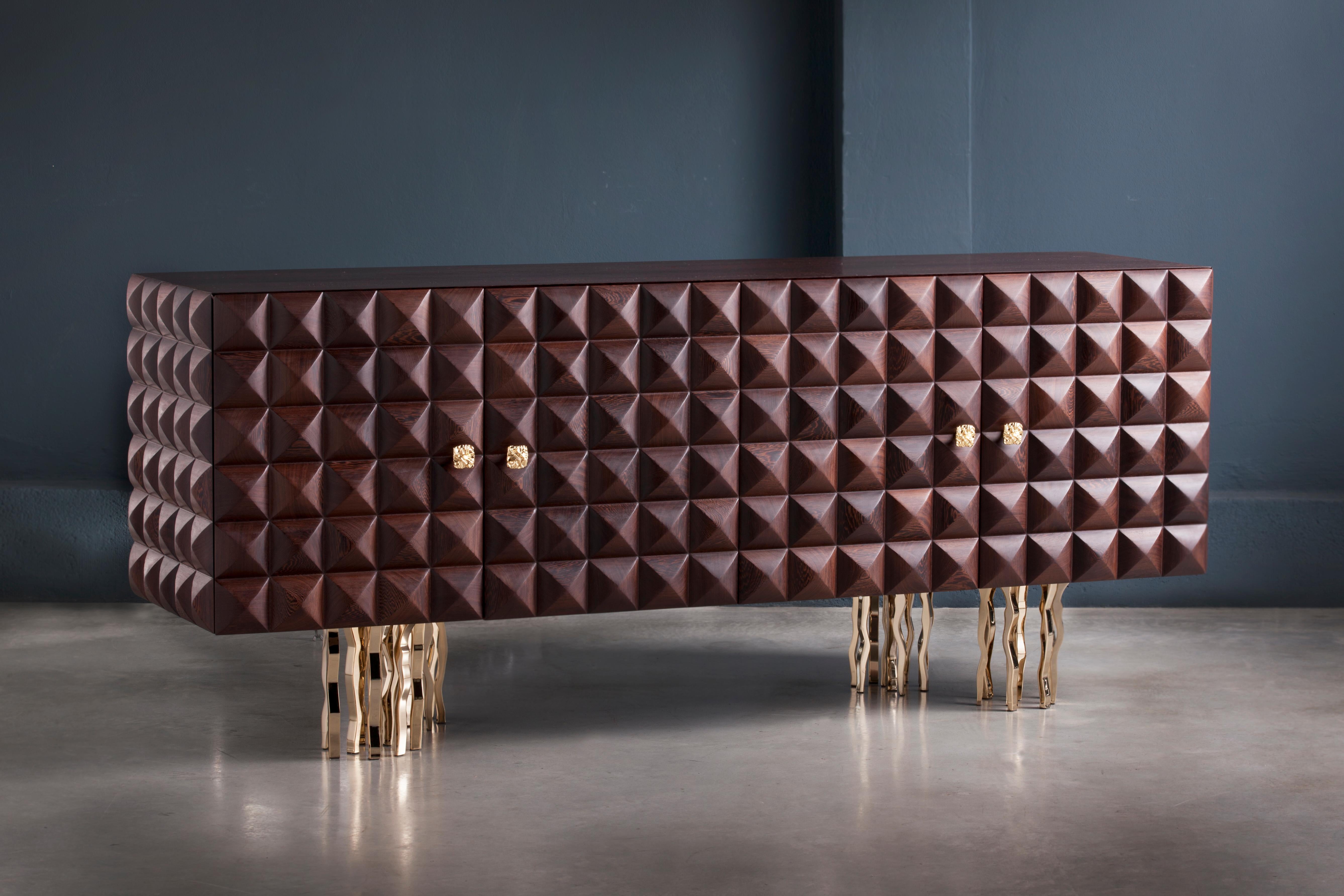 Credenza Il Pezzo 10 de Il Pezzo Mancante
Dimensiones:  An 205 x Pr 53 x Al 85 cm
Materiales: Estructura: 100% nogal macizo tratado con aceite natural
Base: latón satinado / bronce / oro / níquel
Peso: 115 Kg aprox.


Il Pezzo Mancante (