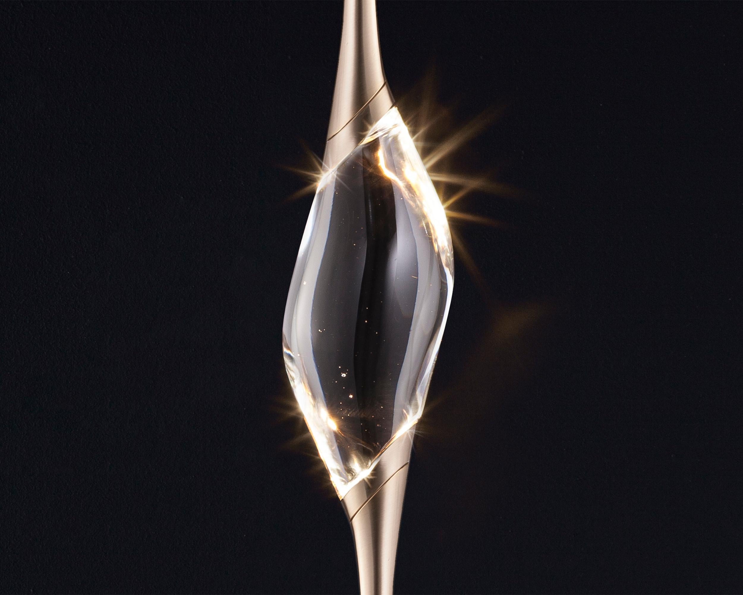 Il Pezzo 12 es una figura femenina suspendida en el aire, que lleva en su seno la luz. Es ágil, refinado y adictivo.
El cristal macizo más claro, brillantemente iluminado por dos LED, difunde la luz ambiental y proyecta fascinantes patrones por toda