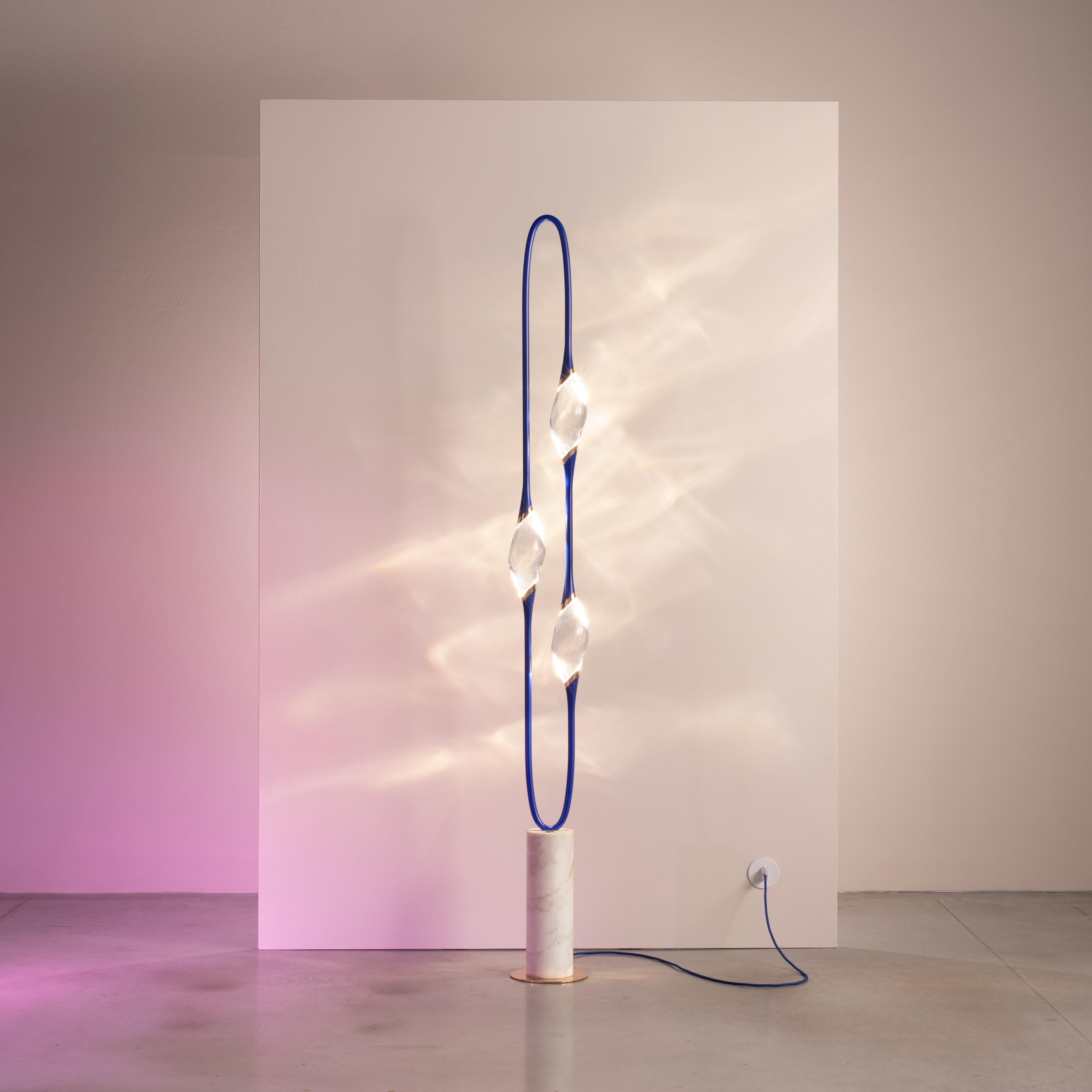 Die Il Pezzo 12 Stehleuchte hat eine atemberaubende kreisförmige Form, die die drei Lichtquellen in ihrer endlosen Rotation trägt und von einem Marmorsockel getragen wird, der die
seine Sauberkeit und Reinheit. Die drei massiven Kristalle werden von