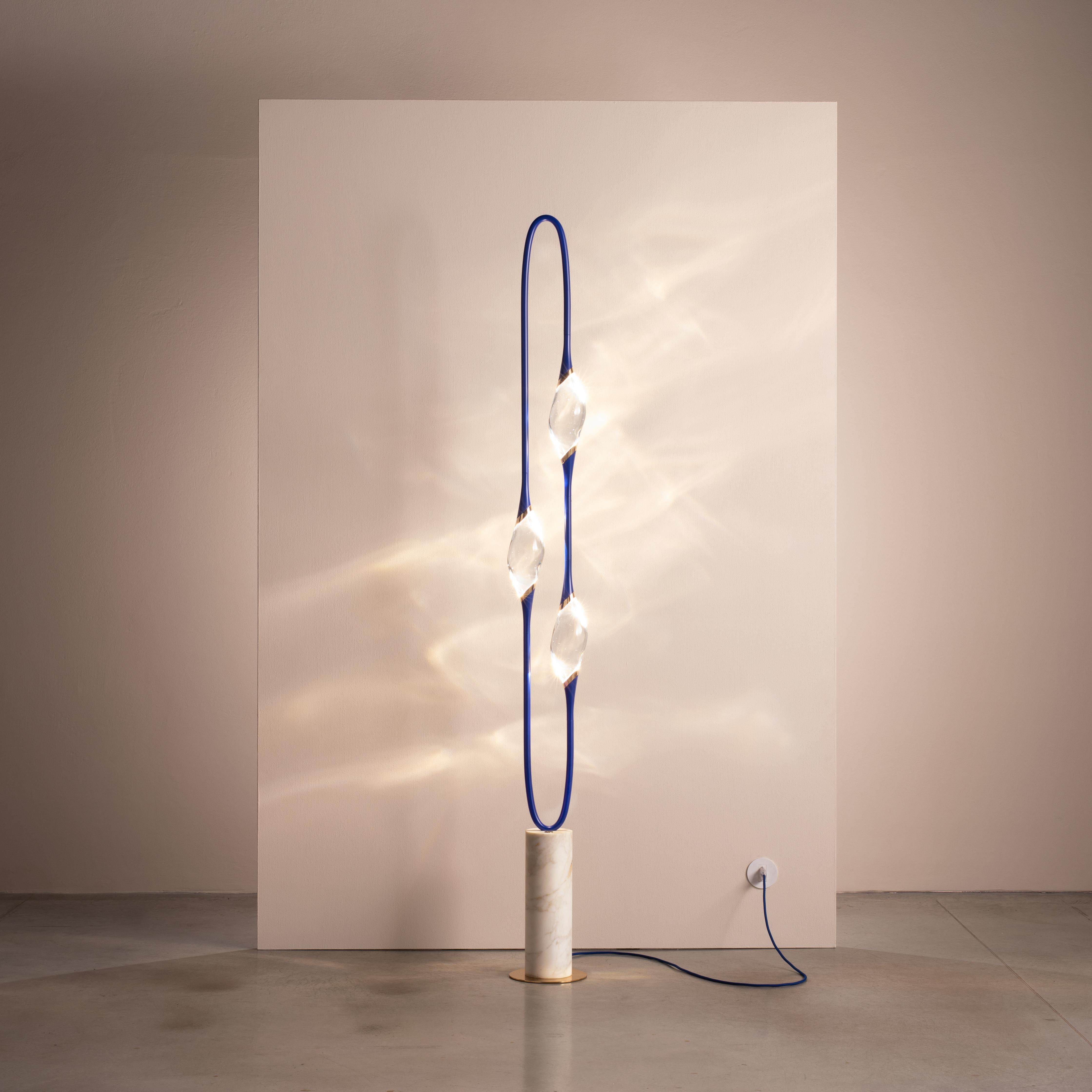 „Il Pezzo 12 Stehleuchte“ – blaue majorelle – Calacatta-Marmor – Kristalle – LEDs im Zustand „Neu“ im Angebot in Firenze, IT