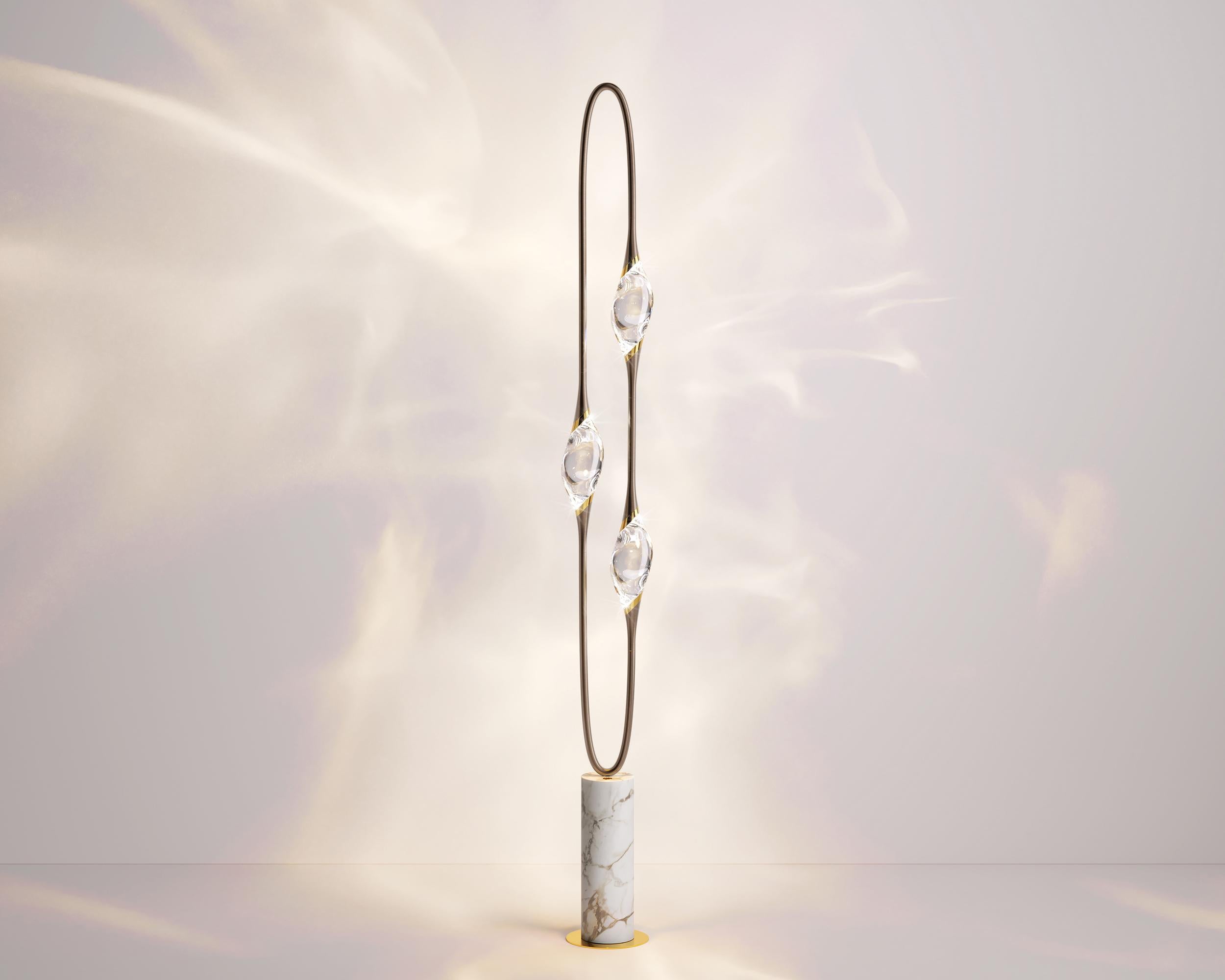 „Il Pezzo 12 Stehlampe“ - Bronze - Calacatta Goldmarmor - Kristalle - LEDs (Moderne) im Angebot