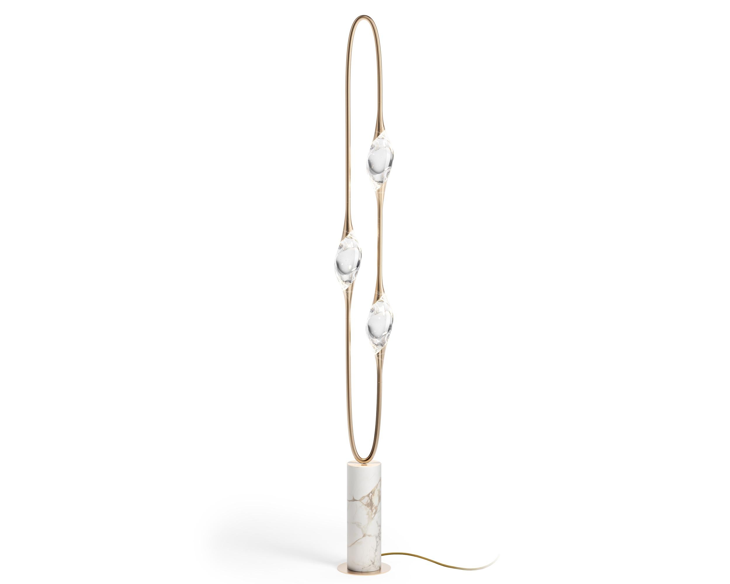 „Il Pezzo 12 Stehlampe“ - Bronze - Calacatta Goldmarmor - Kristalle - LEDs (Messing) im Angebot