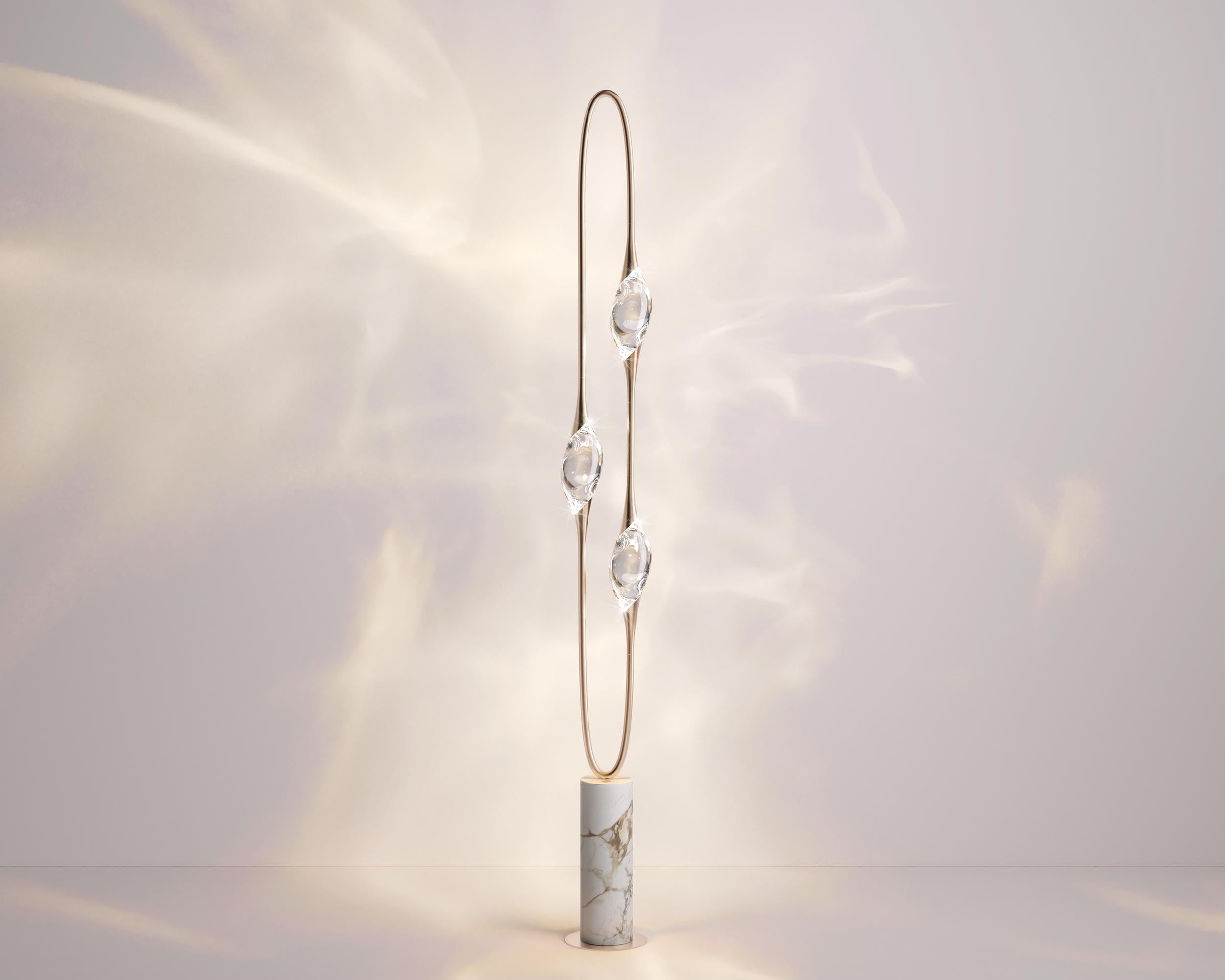 „Il Pezzo 12 Stehlampe“ – satiniertes Messing – Calacatta-Marmor – Kristalle – LEDs (Moderne) im Angebot