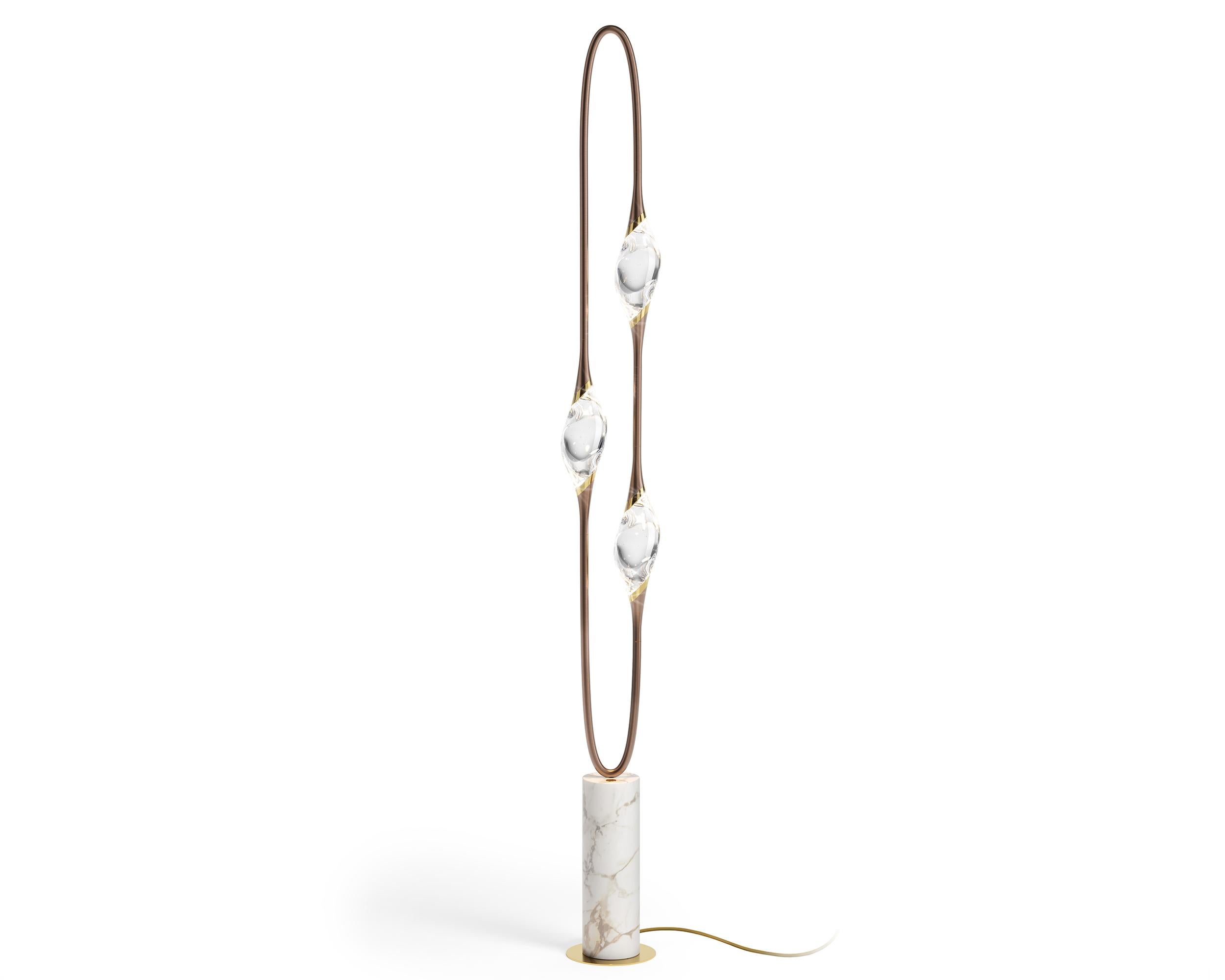 „Il Pezzo 12 Stehlampe“ – satiniertes Messing – Calacatta-Marmor – Kristalle – LEDs (Zeitgenössisch) im Angebot