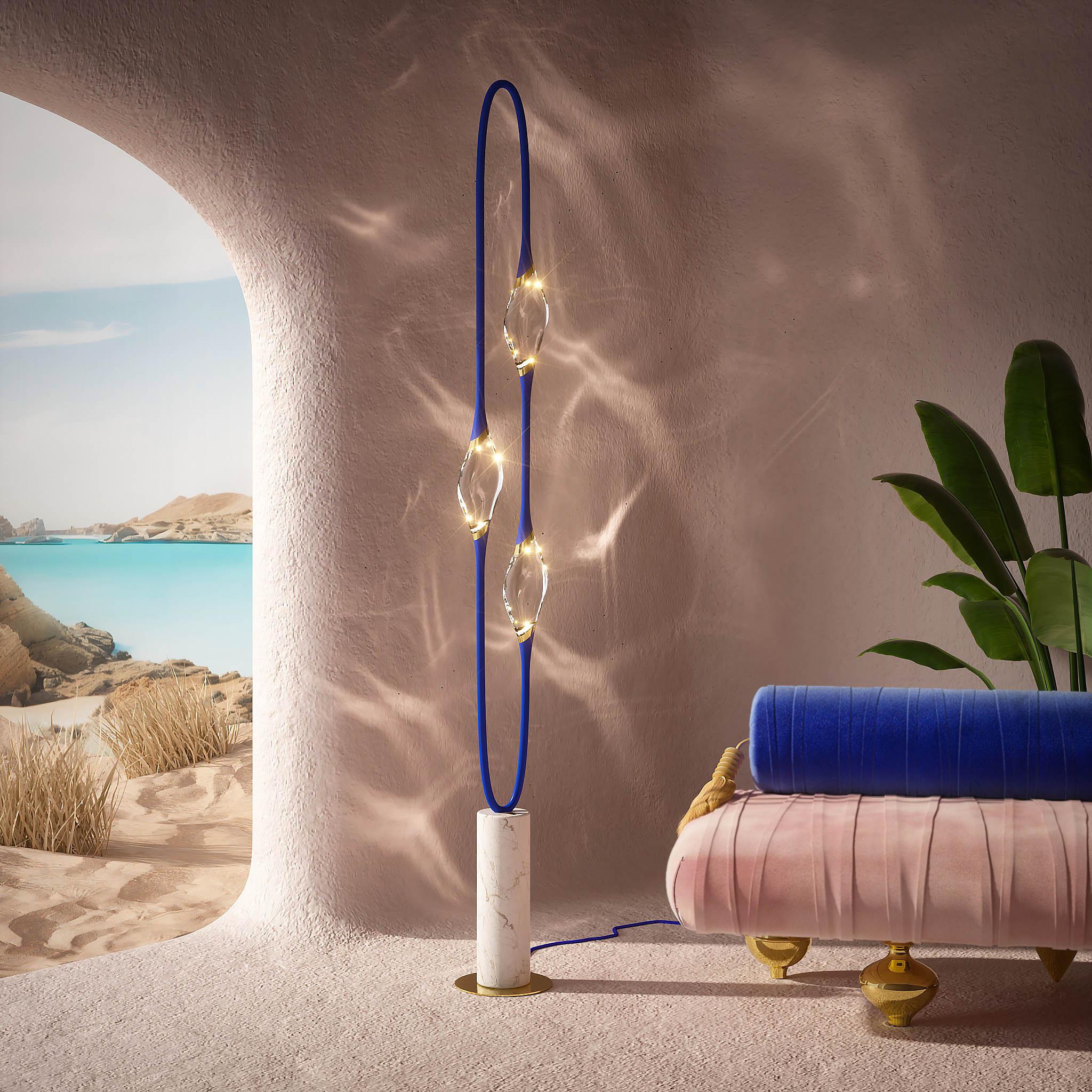 „Il Pezzo 12 Stehlampe“ – satiniertes Messing – Calacatta-Marmor – Kristalle – LEDs (Lackiert) im Angebot