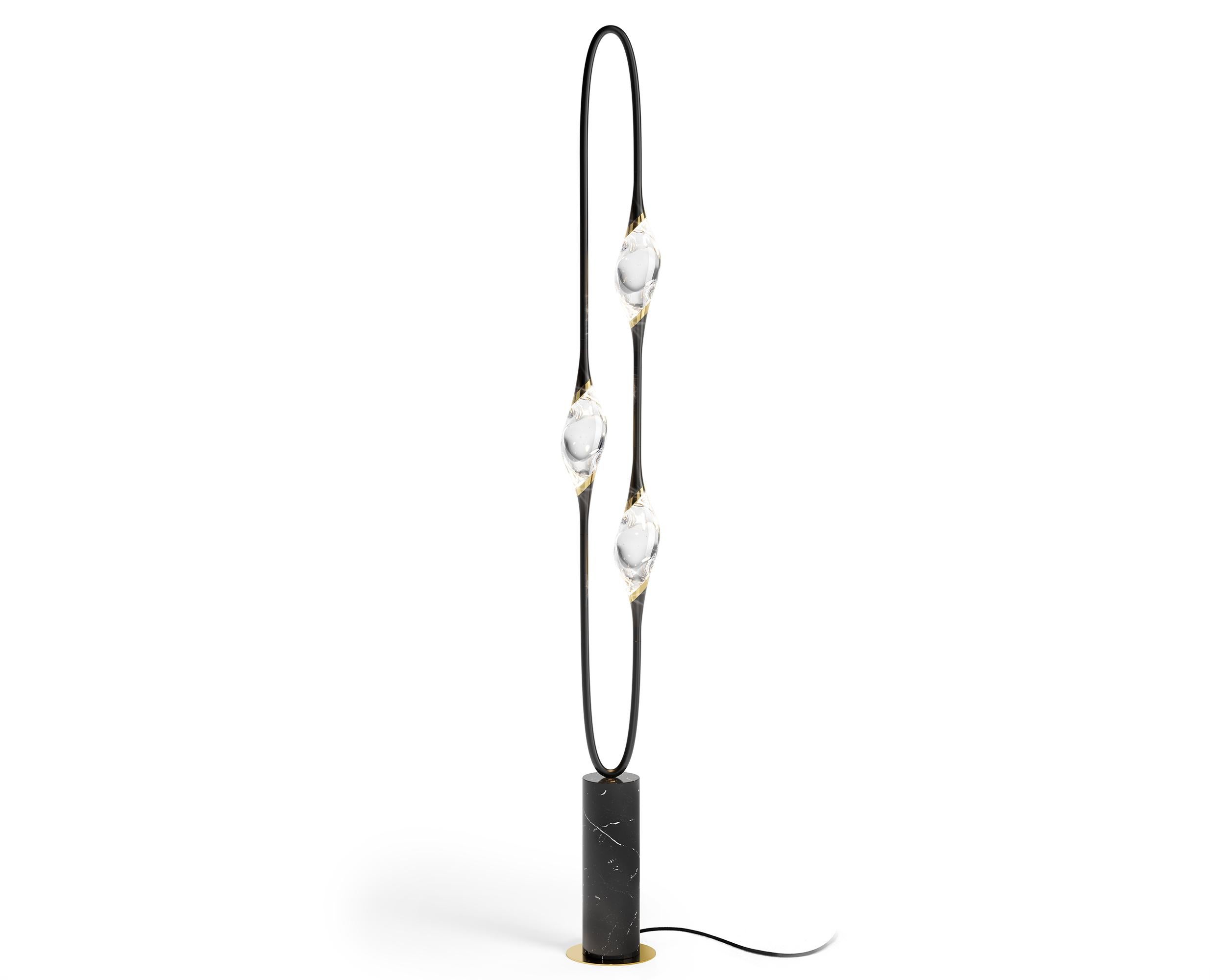 „Il Pezzo 12 Stehlampe“ – satiniertes Messing – Calacatta-Marmor – Kristalle – LEDs im Angebot 1