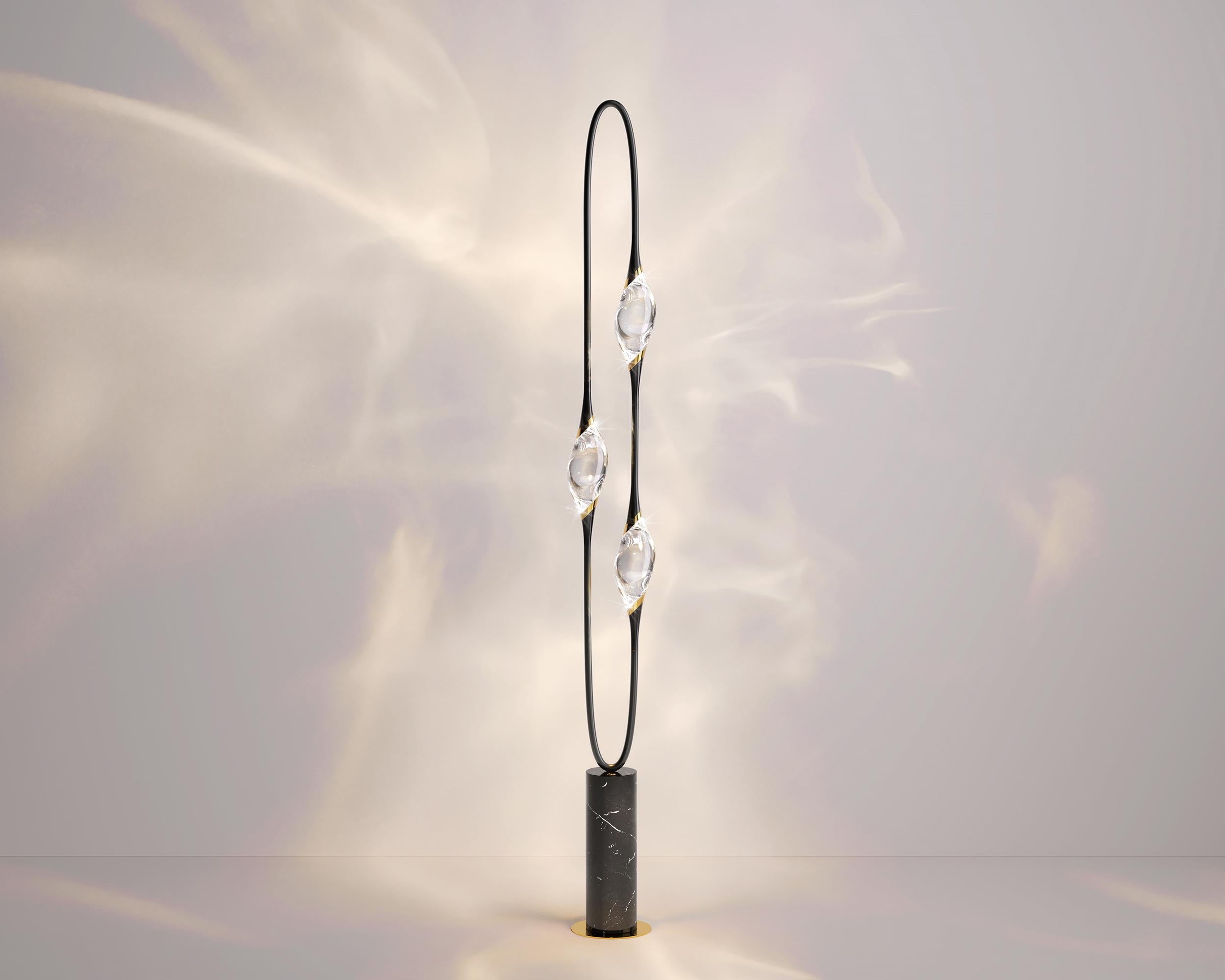 „Il Pezzo 12 Stehlampe“ - schwarzes und poliertes Messing - schwarzer Marmor - Kristalle (Moderne) im Angebot