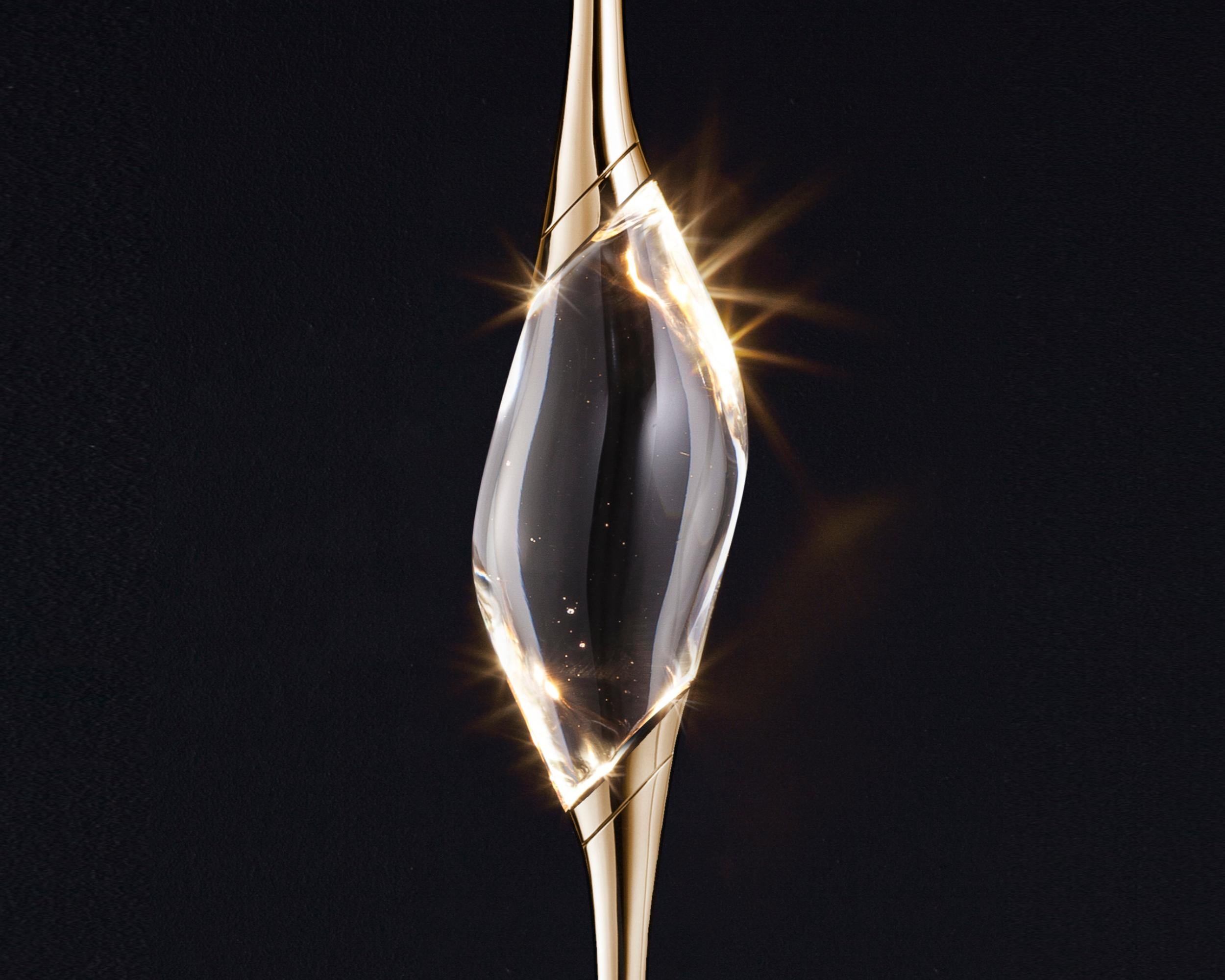 Il Pezzo 12 es una figura femenina suspendida en el aire, que lleva en su seno la luz. Es ágil, refinado y adictivo.
El cristal macizo más claro, brillantemente iluminado por dos LED, difunde la luz ambiental y proyecta fascinantes patrones por toda