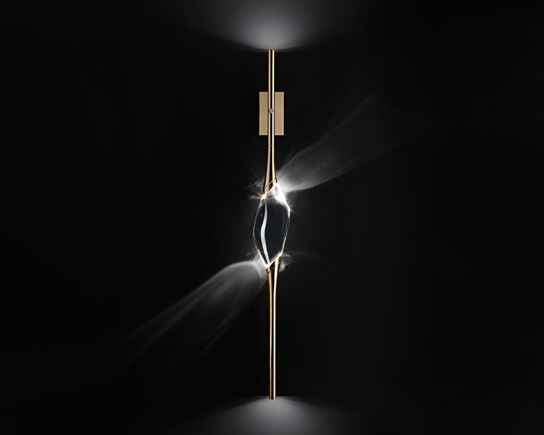 Il Pezzo 12 is a female figure suspended in the air, carrying in her womb the light. It’s nimble, refined, addictive. The solid clearest crystal, illuminated by two LEDs, creates diffused ambient lighting and casts amazing patterns around the room.