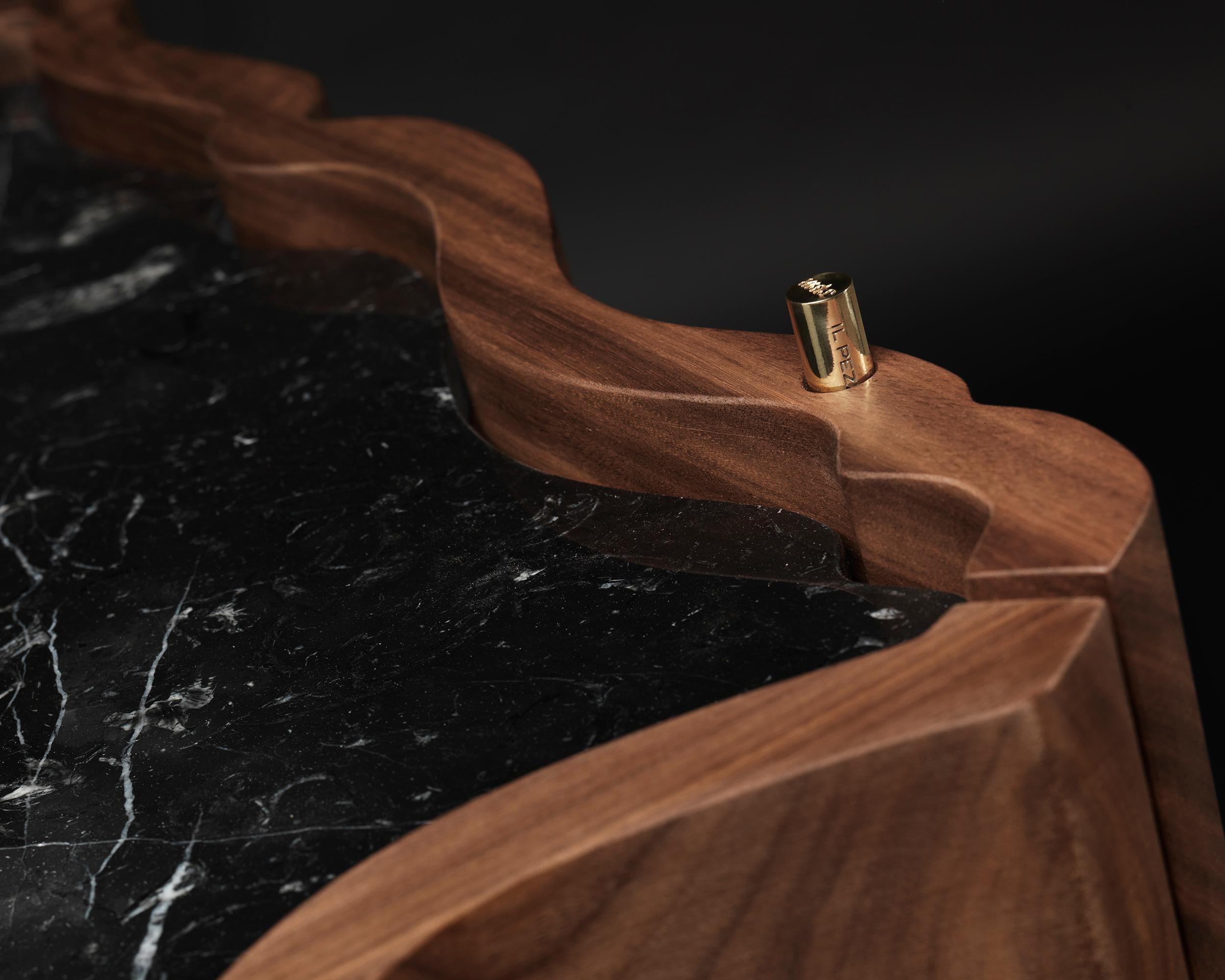 Nachttisch „Il Pezzo 2“ aus massivem Nussbaumholz – Carrara-Marmor – Nickel im Angebot 3