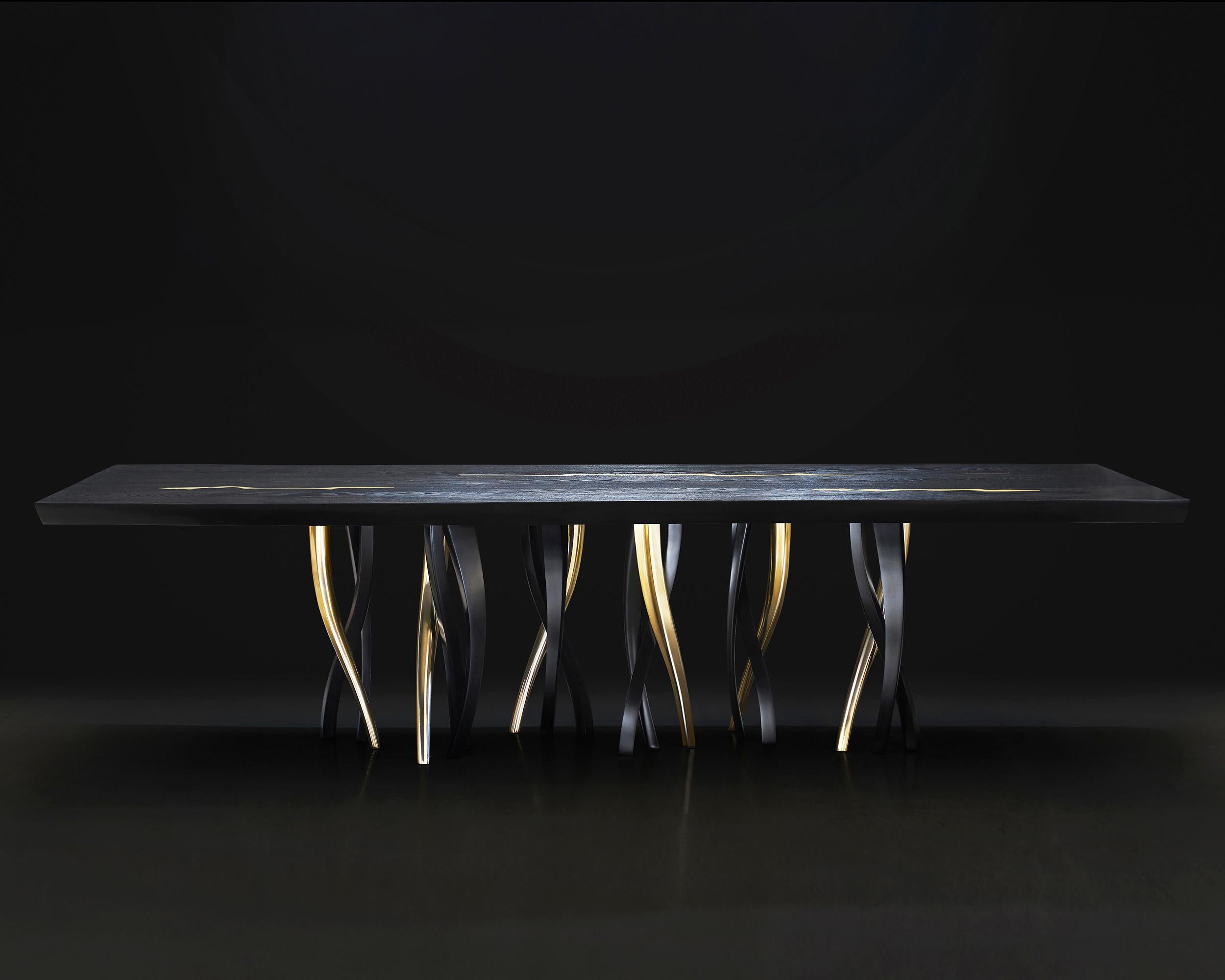 Ein funkelnder Wald von Beinen trägt einen majestätischen Holzblock mit starken, lebendigen Konturen. Il Pezzo 8 Black Table zeigt sich mit seinen schwarzen und goldenen Farben als eklektisches, elegantes Spiel, in dem man sich verlieren kann. Er