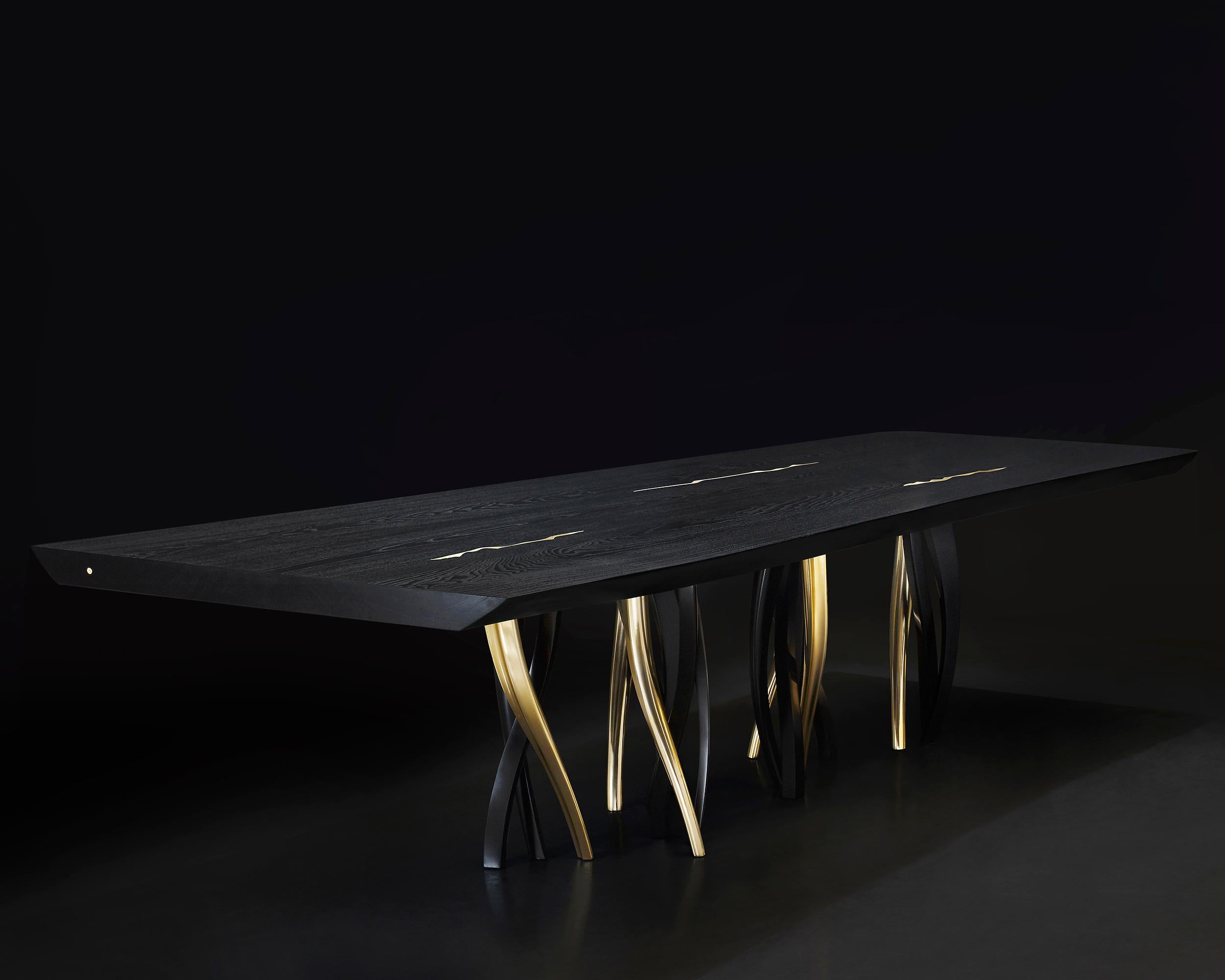 Esstisch „Il Pezzo 8“ aus ebonisiertem Holz mit schwarzem und goldenem Sockel (Moderne) im Angebot