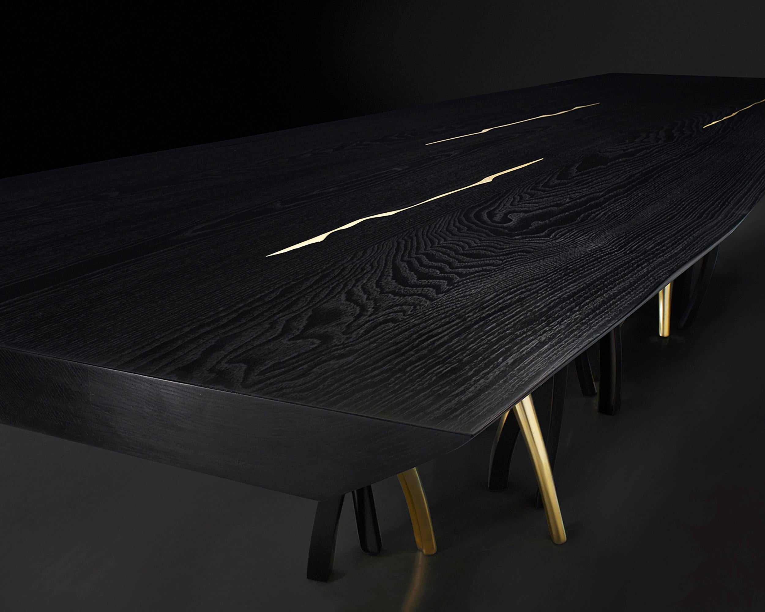 Esstisch „Il Pezzo 8“ aus ebonisiertem Holz mit schwarzem und goldenem Sockel (Aluminium) im Angebot