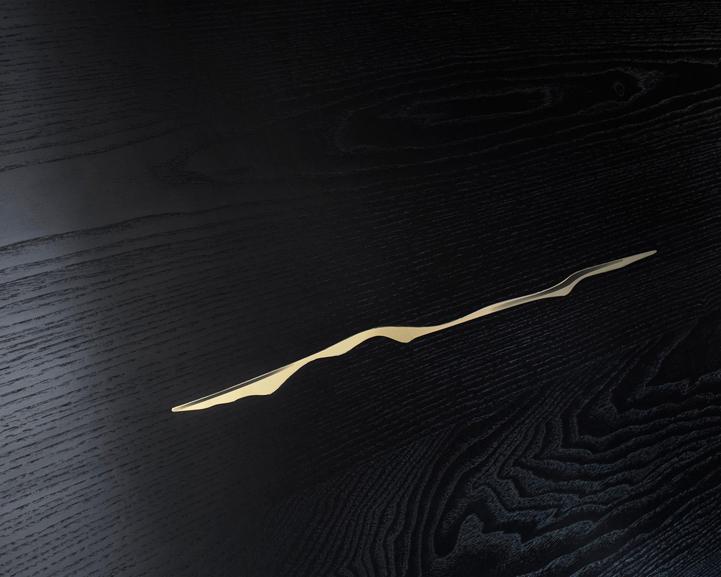 Esstisch „Il Pezzo 8“ aus ebonisiertem Holz mit schwarzem und goldenem Sockel im Angebot 1