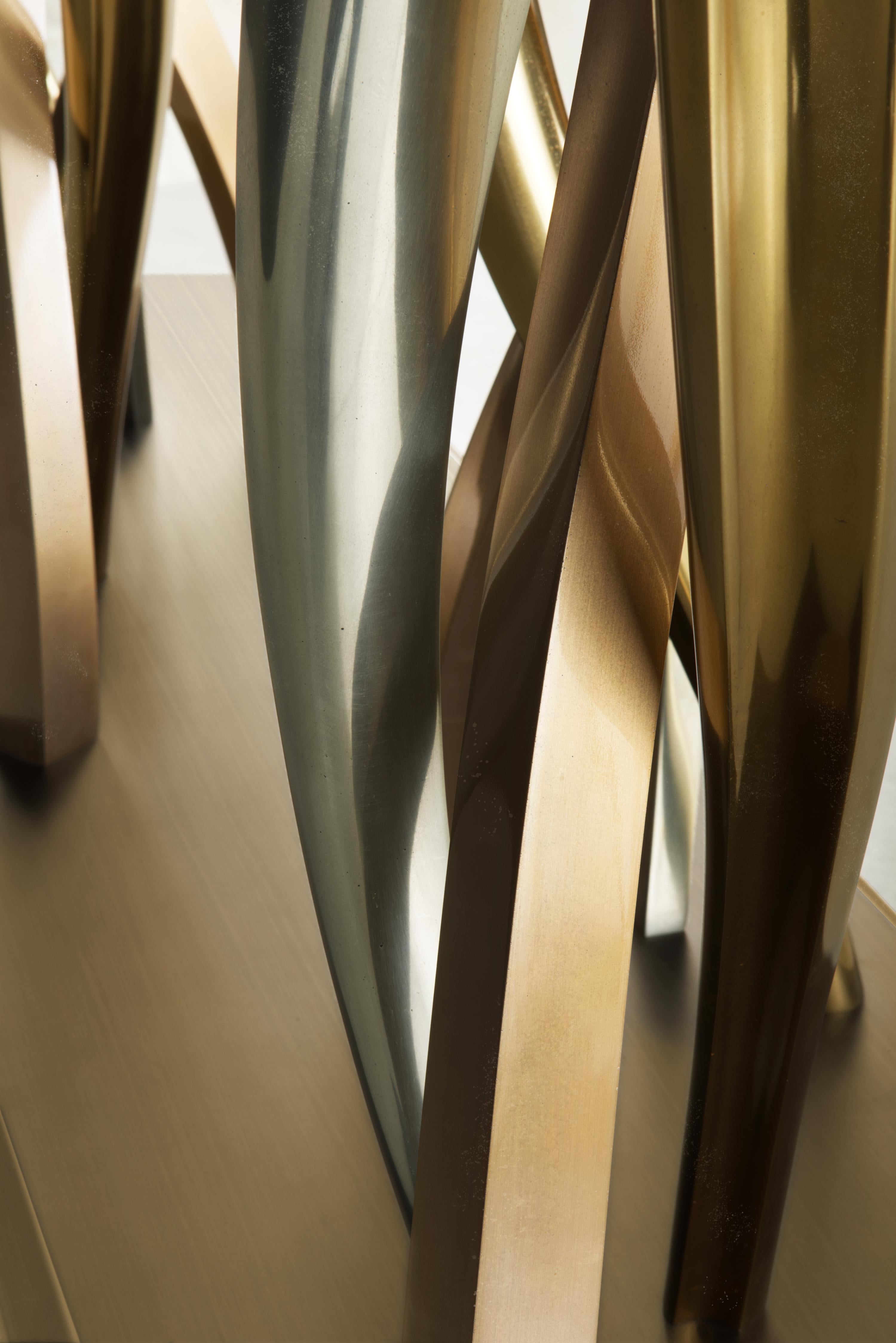 Or Table « Il Pezzo 8 Glass Table » plateau en verre, bronze, laiton satiné, nickel, base en moulage en vente