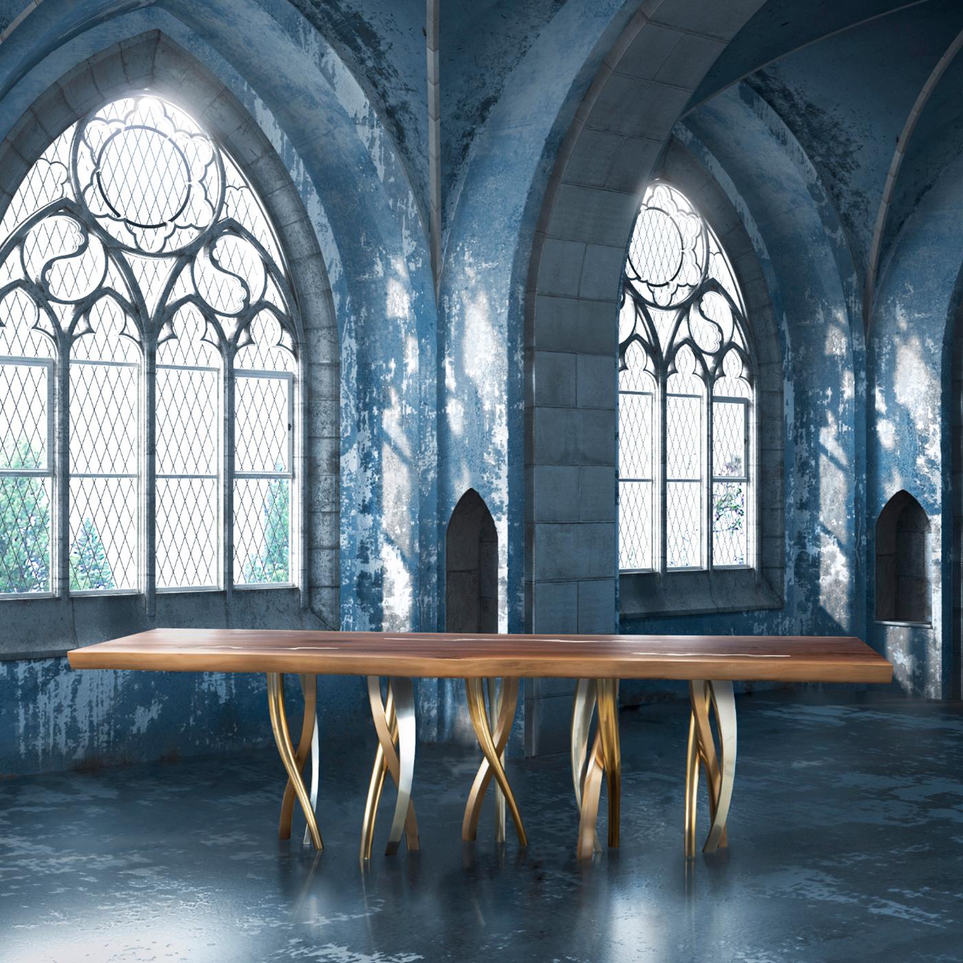 Bündel von kunstvoll ineinander verschlungenen und gedrehten Metallbeinen in den kontrastierenden Ausführungen Bronze, Champagner und Nickel unterstreichen unverkennbar die skulpturale Wirkung von Il Pezzo 8 Table. Die Platte aus majestätischem