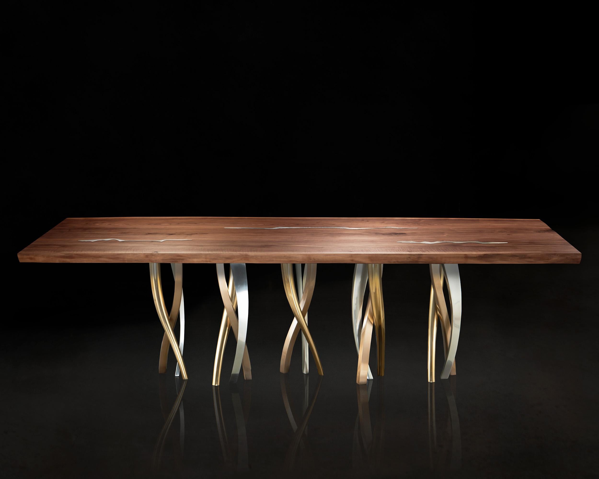 Ein funkelnder Wald von Beinen trägt einen majestätischen Holzblock mit starken, lebendigen Konturen. Il Pezzo 8 Table ist eine Kollektion von Farben, Formen und MATERIALEN, in der man sich verlieren kann. Er ist romantisch, geschmeidig und leicht