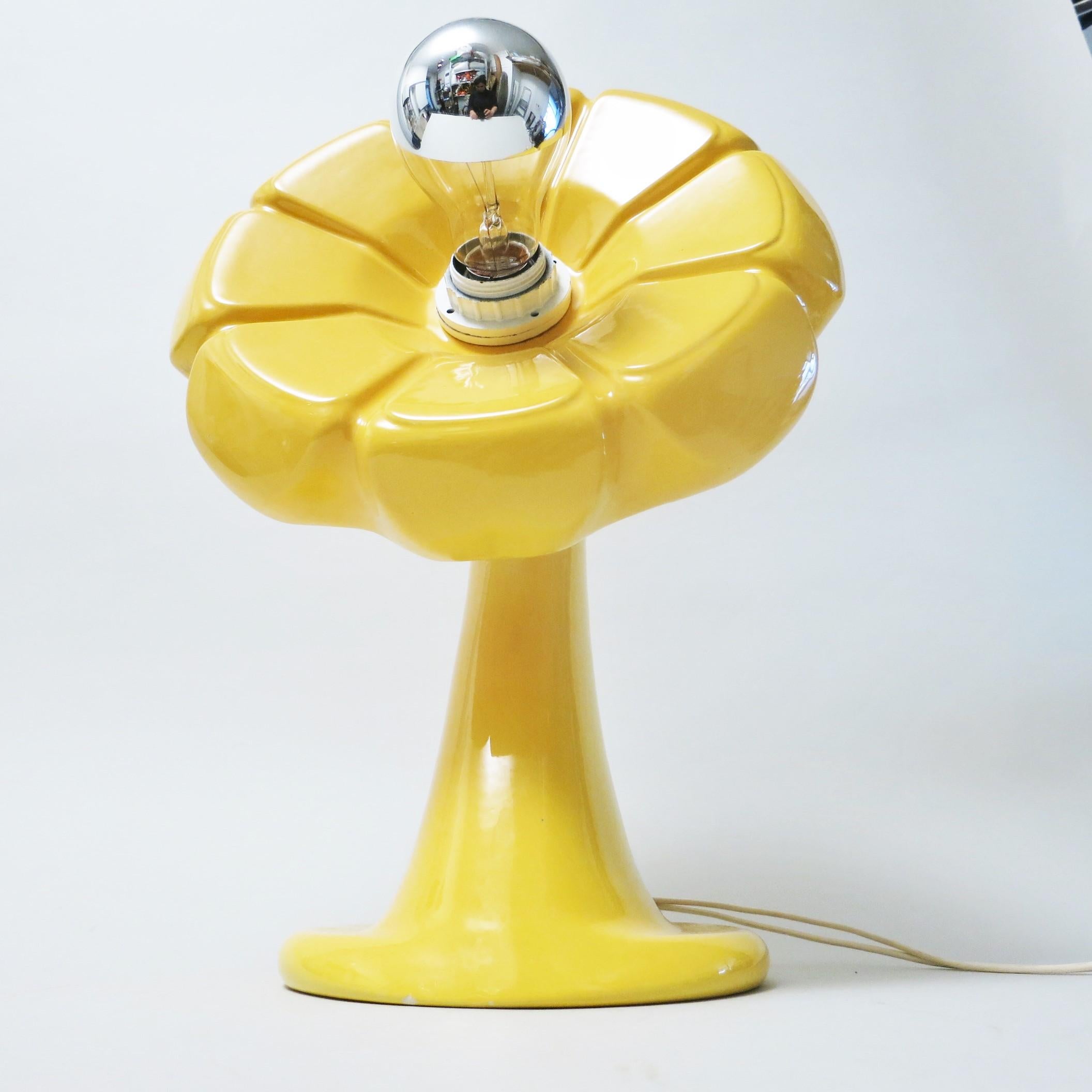 Flower lamp in yellow ceramic designed by Enzo Bioli for Il Picchio Italy in the 1960s.
Signed under the base. In beautiful condition.