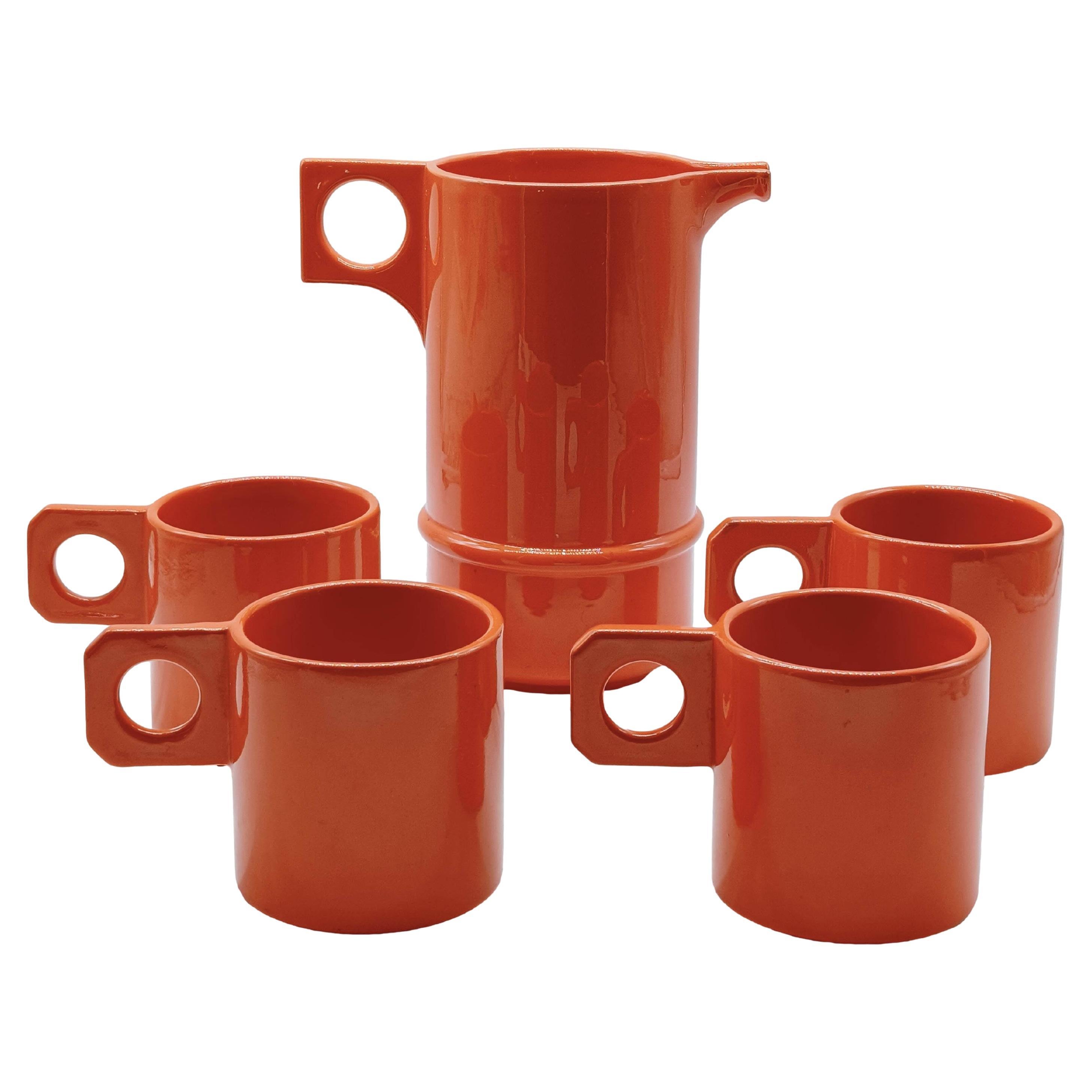 Il Picchio Juego de cuatro tazas de cerámica naranja con jarra, Italia Años 70