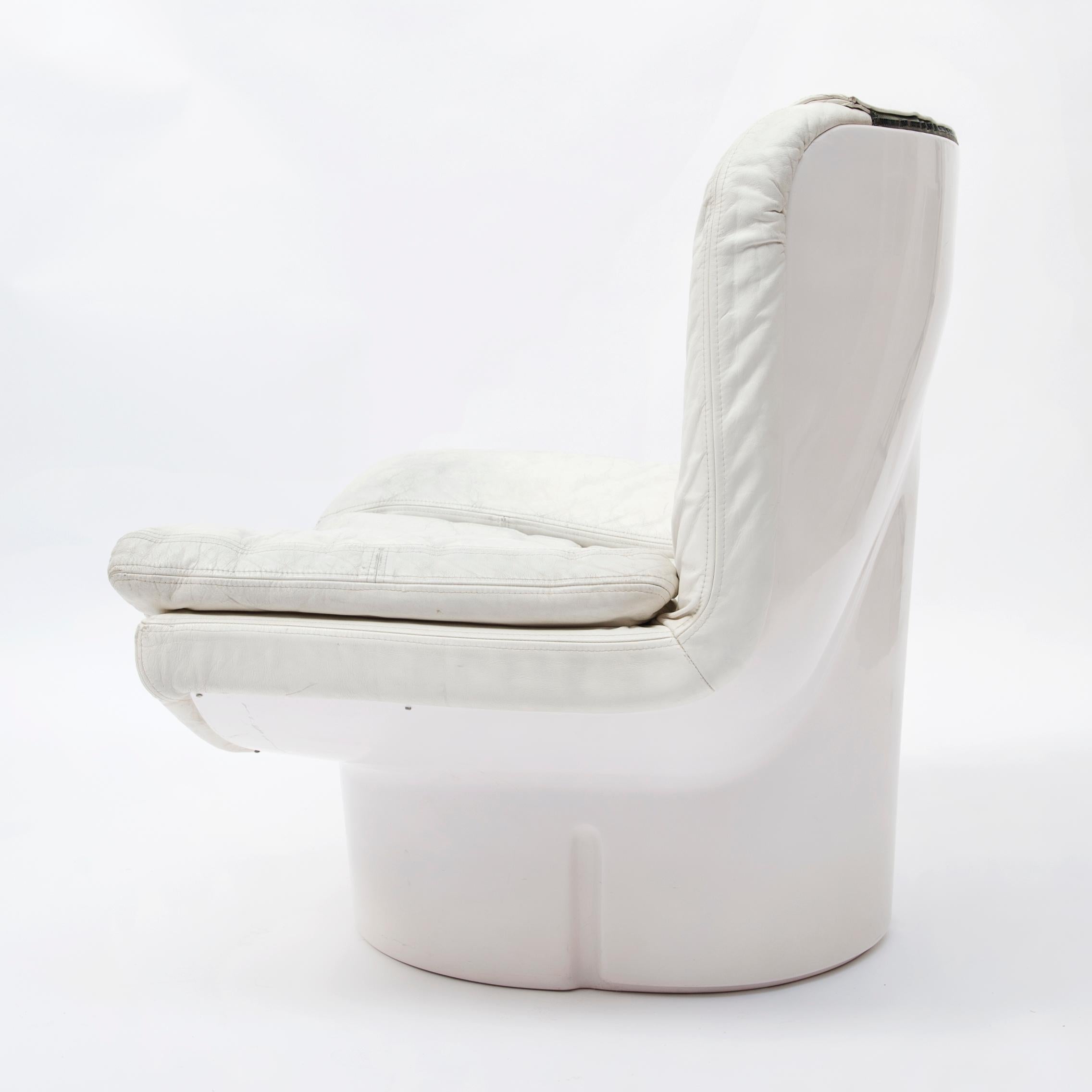 This Space Age lounge chair (model Il Potrone) was designed for Comfort in Italy as part of the Il Poltoni 175 series by T. Ammannati and G.P. Vitelli in 1973. It features a white polyester shell with the original white leather upholstery.