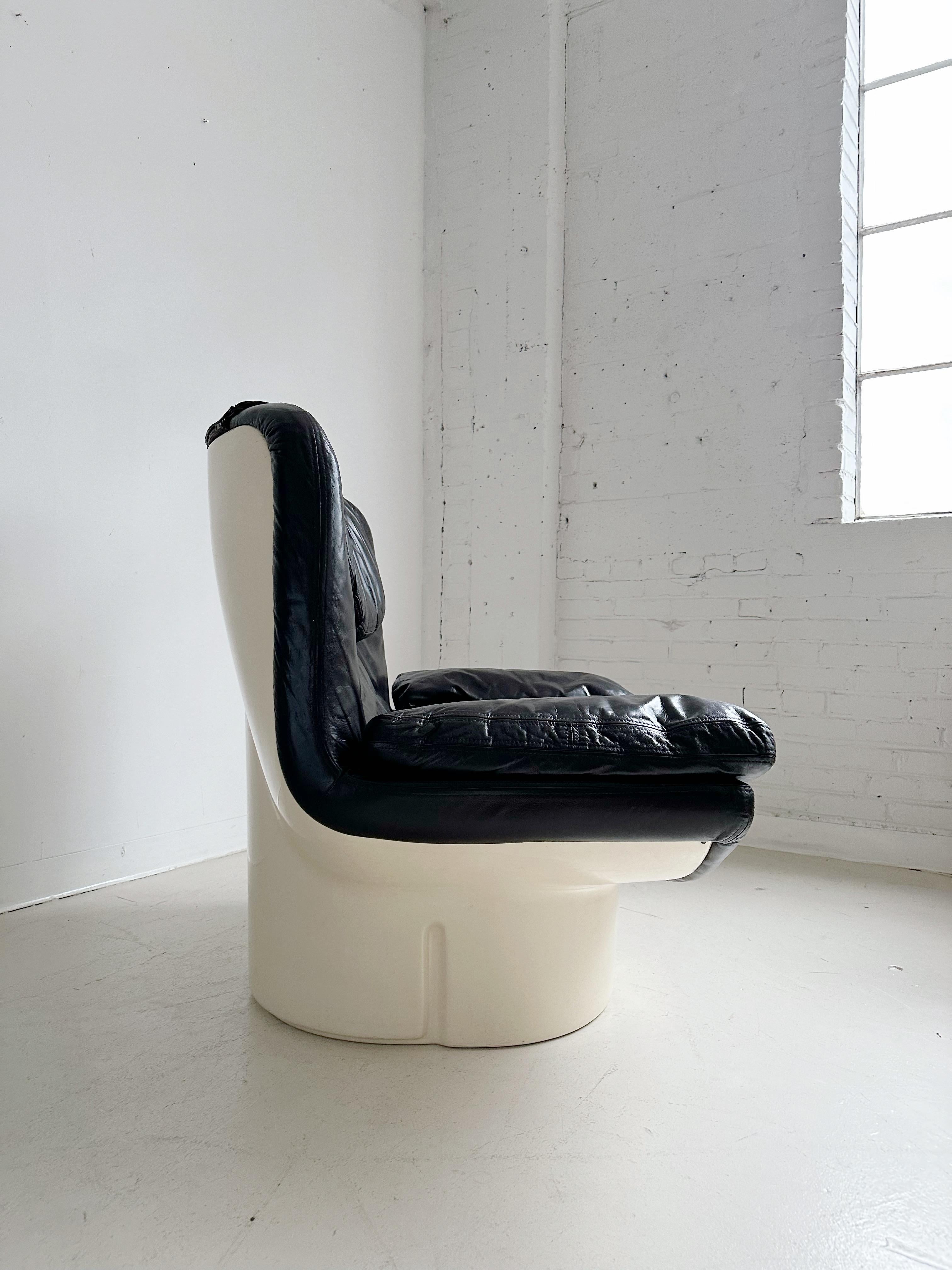 Chaise longue Il Poltrone par Titiana Ammanati et Giampiero Vitelli pour Comfort, années 70

Coussins en cuir brun foncé et base en fibre de verre

//

Dimensions :

43 