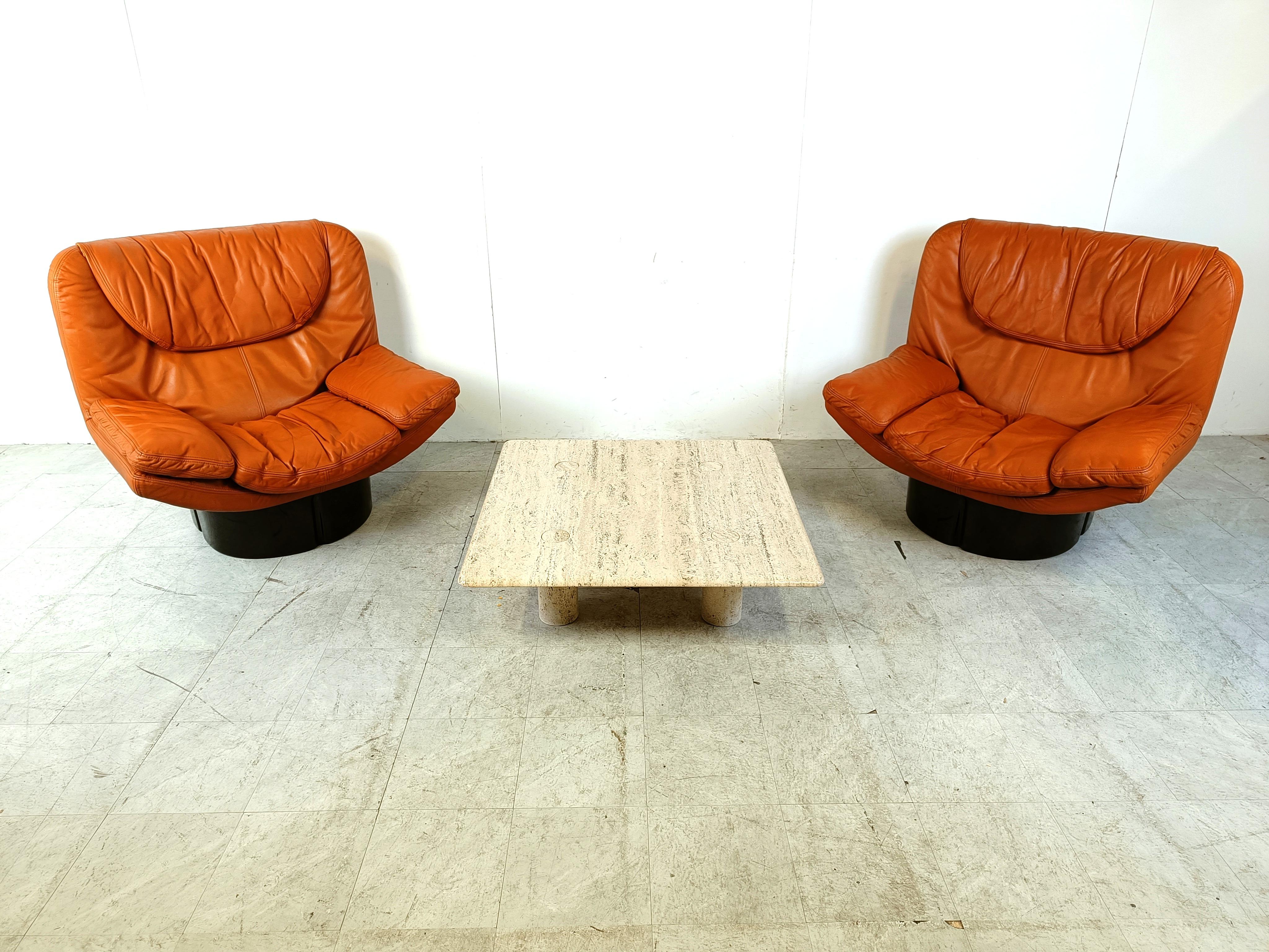 Vintage Il Poltrone Lounge chairs designed for Comfort in Italy as part of the Il Poltoni 175 series by T. Ammannati and G.P. Vitelli in 1973.

Comes with the original brown  leather upholstery.

Beautiful space age design fiberglass