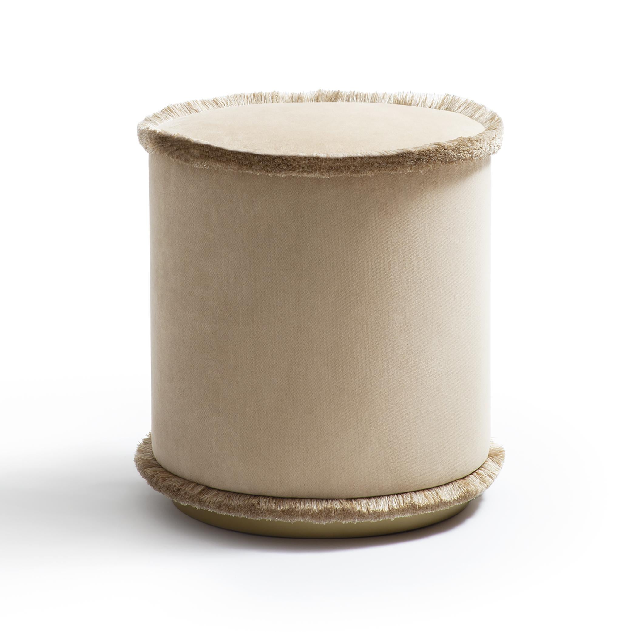 Pouf IL  Tone on Tone est la collection de poufs dans les tons vert, brique, moutarde et beige. Ces poufs raffinés embellissent tout environnement grâce à leur design simple et compact. Le pouf IL, qui confère un attrait naturel à tout espace, est