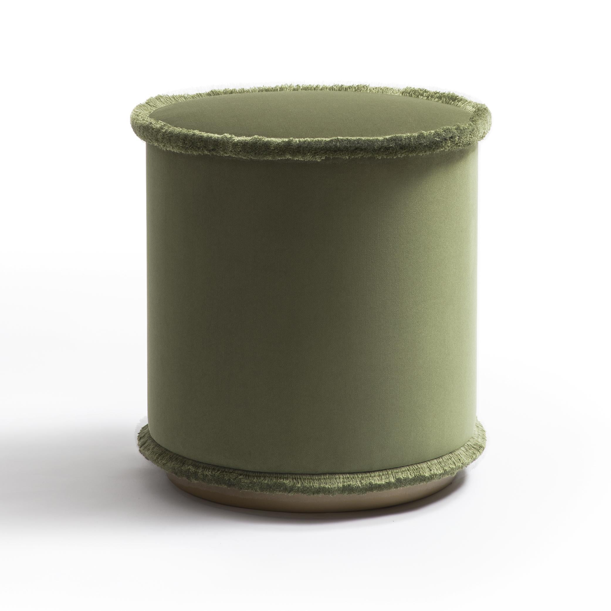 IL Pouf  Tone on Tone ist die Pouf-Kollektion in den Farbtönen Grün, Ziegelstein, Senf und Beige. Diese raffinierten Hocker verschönern jede Umgebung mit ihrem einfachen und kompakten Design. Der IL Pouf ist mit weichem Samt gepolstert, der mit