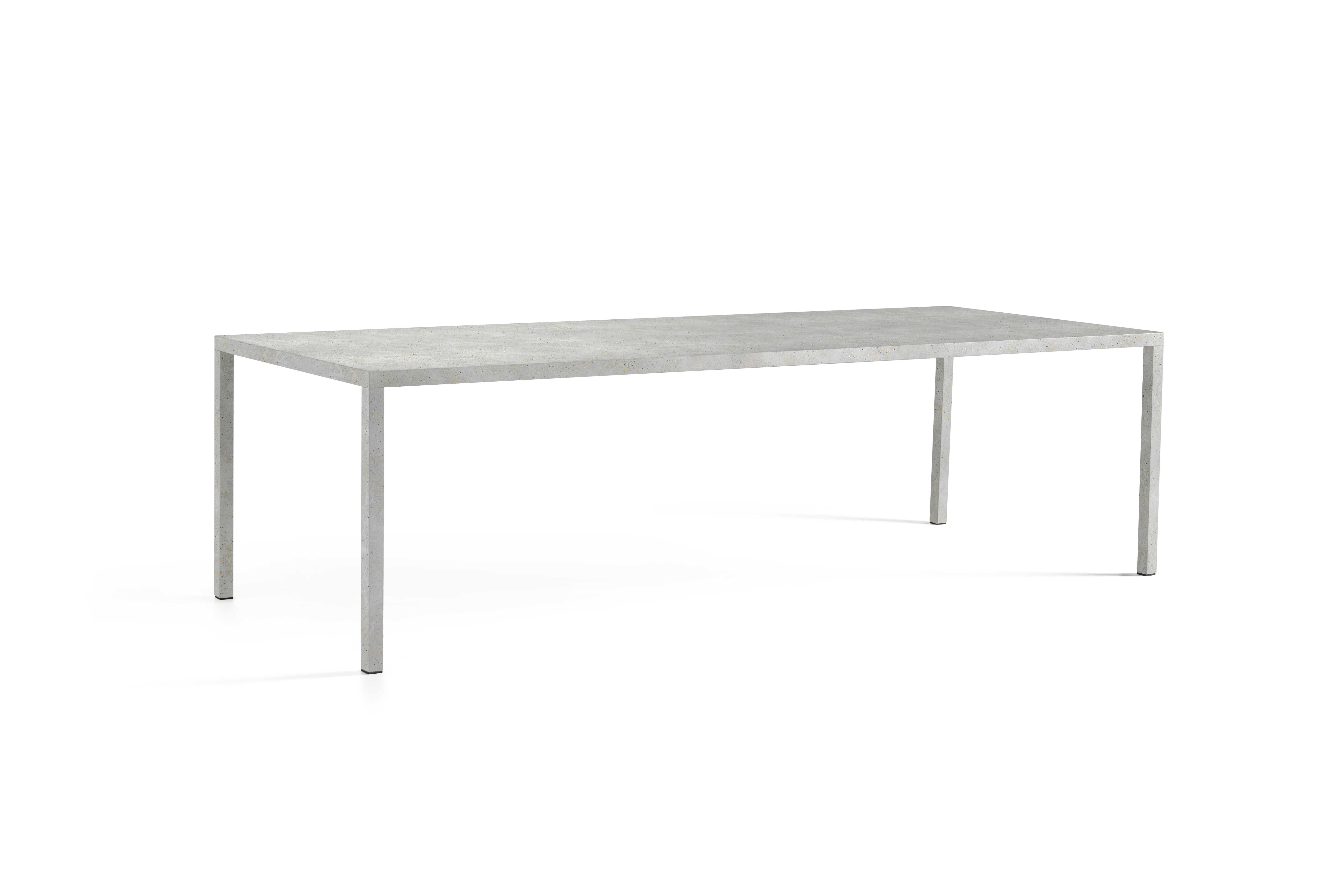 Table in 100% aluminum, a material that makes it lightweight and sustainable. For indoor and outdoor use. Available in four sizes and in the version with aluminum wheels that facilitate movement.
Matt finishes: textured cocciopesto, cocciobianco