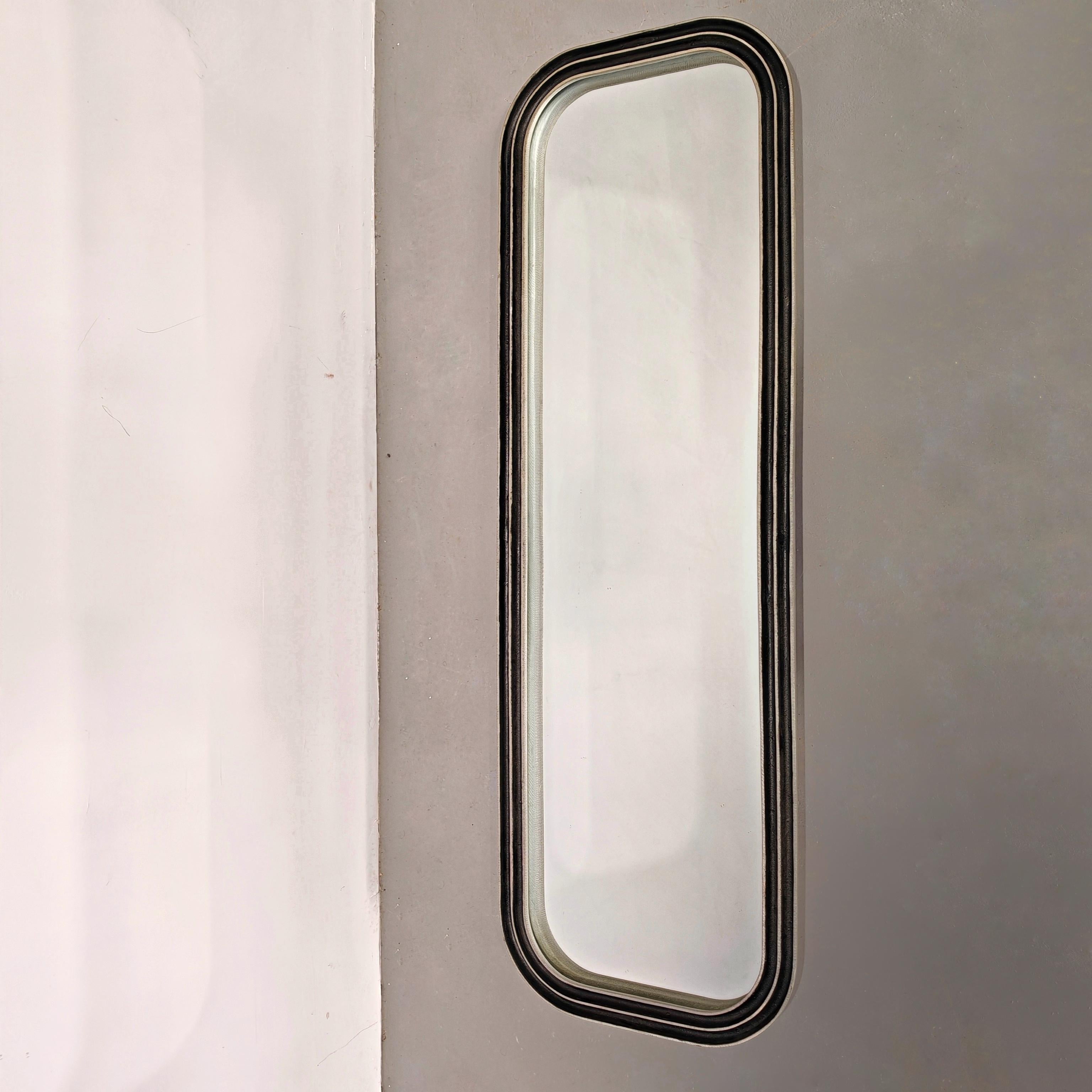 Détail Miroir avec cadre en aluminium moulé et gravé.
Le miroir ne porte pas la marque de production
le miroir a un aspect vintage mais PAS DE DEFAUTS SUR LA STRUCTURE OU DANS LE MIROIR  