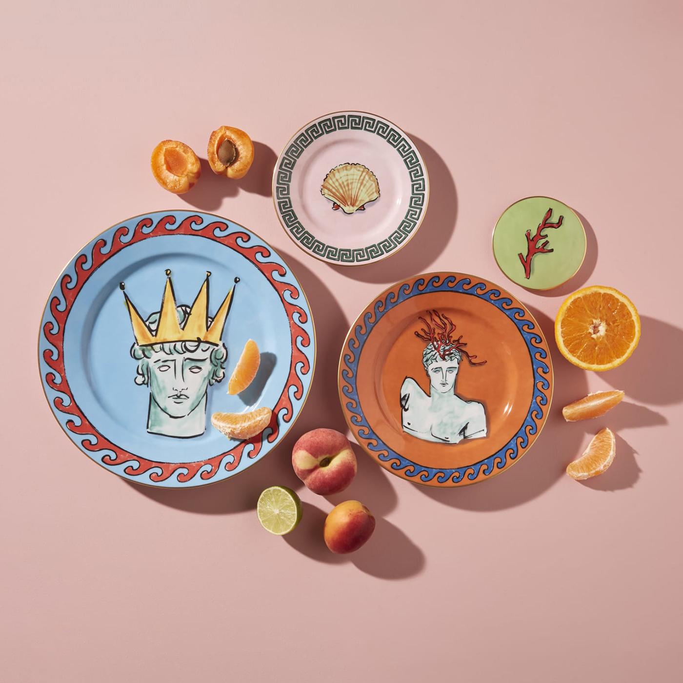 Este elegante juego de cuatro platos de pan es un vibrante baile de colores y una asombrosa combinación de estética clásica y moderna. Diseñadas por Luke Edward Hall, estas piezas de porcelana interpretan la antigua estética griega y romana con una