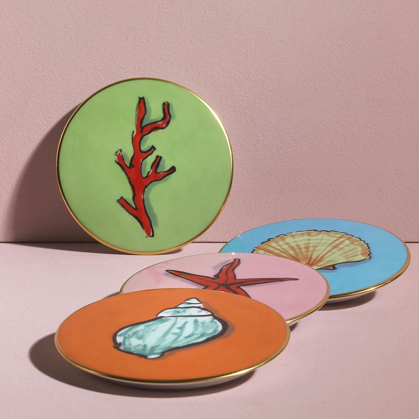 Inspired by Luke Edward Hall’s love of Greco-Roman mythology, this set of four bold multicoloured coasters is made of pure porcelain and decorated by hand. Each coasters' diameter measures 10 cm. With Il Viaggio di Nettuno collection, Ginori 1735