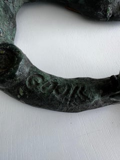 Portavelas escultural con forma de pájaro de bronce de Ilana Goor
