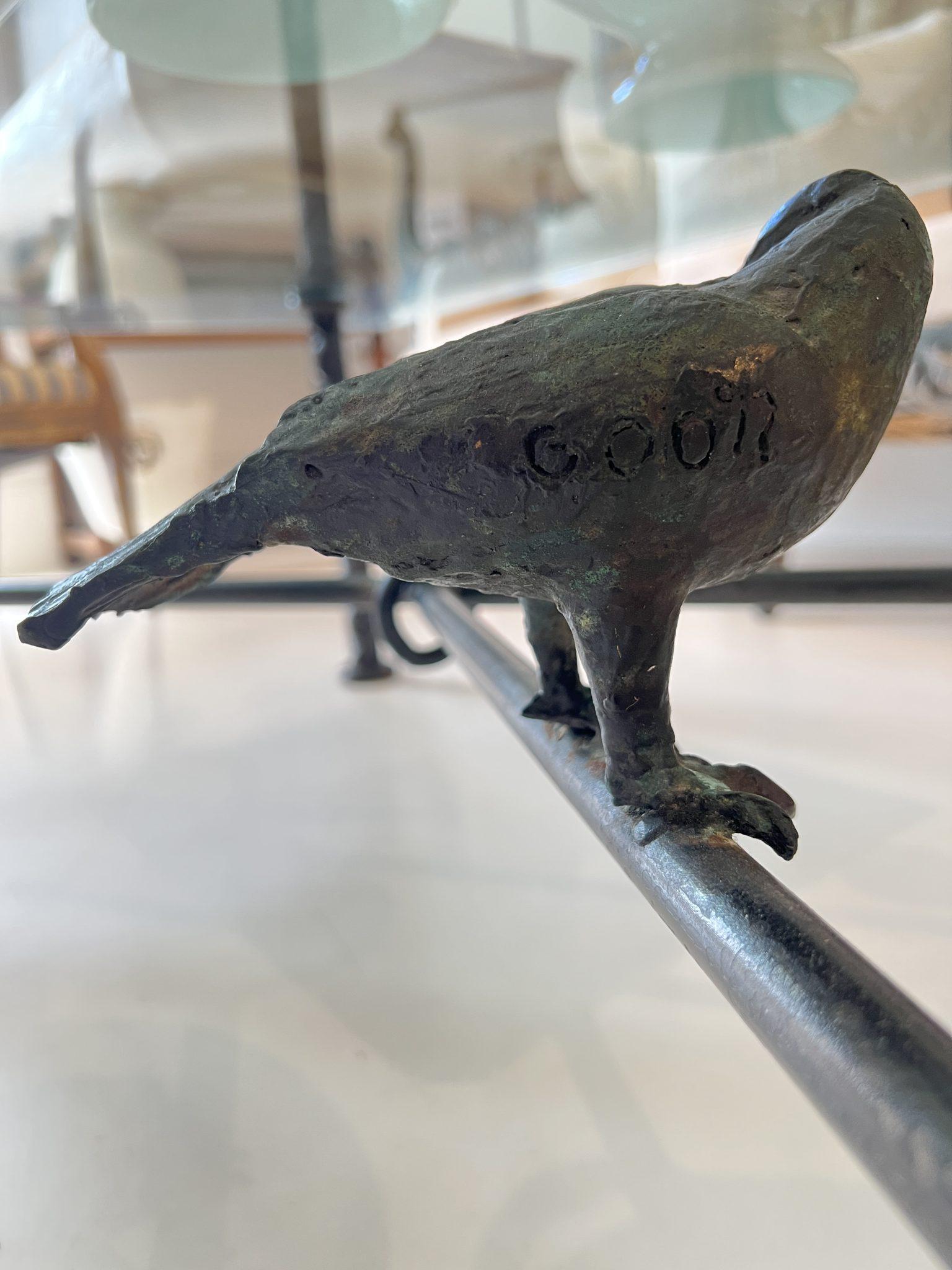 Großer Couchtisch mit Glasplatte und Eisenfuß - signiert und nummeriert. Großes Sammlerstück der in Israel geborenen Künstlerin Ilana Goor. Ihre Familie zog später in die Vereinigten Staaten, aber sie hat ein Museum in Israel, in dem ihre Werke und