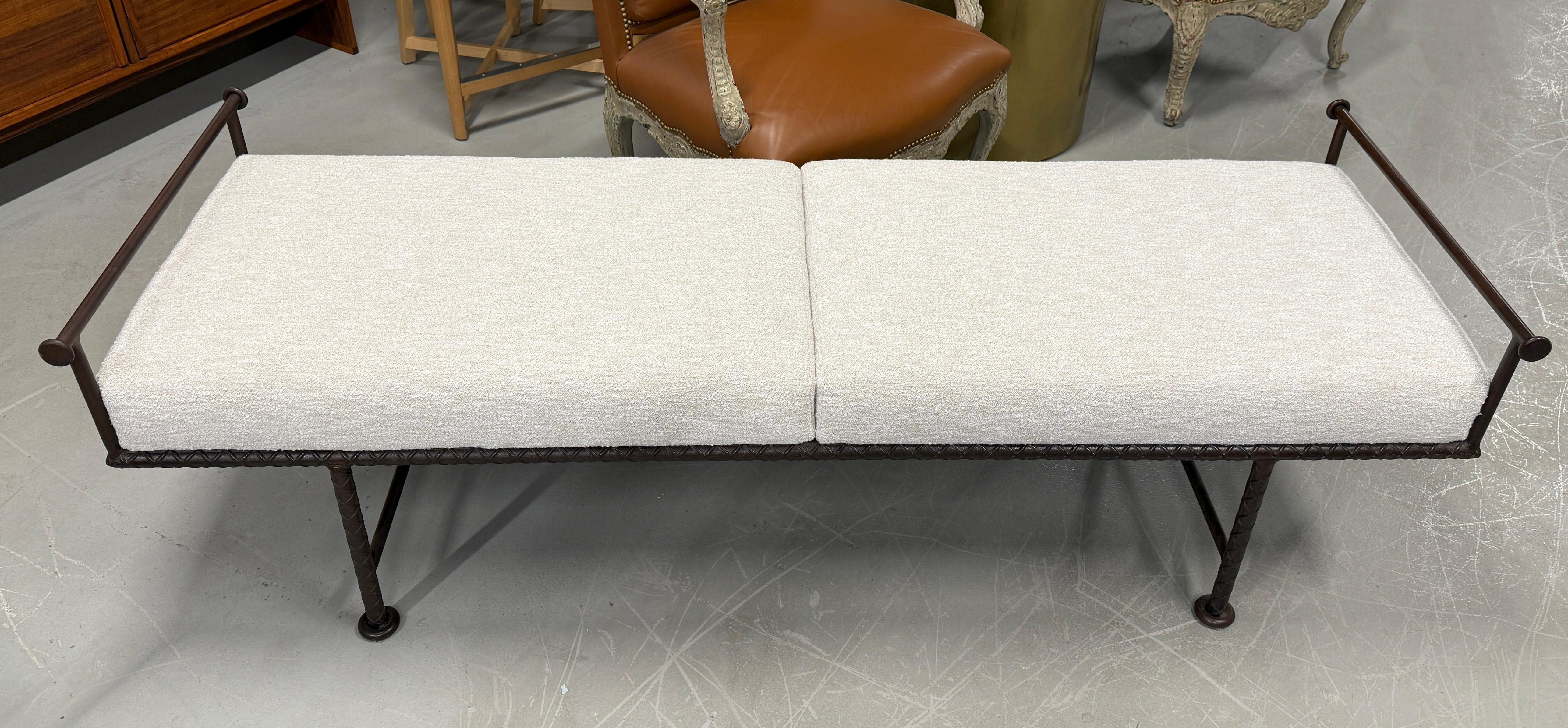 Un magnifique banc d'Ilana Goor dans son design caractéristique de barres d'armature. Ce banc a été merveilleusement retapissé avec de la mousse neuve dans un beau mélange de coton bouclé. Le banc est signé d'une étiquette goor sur l'un des pieds,