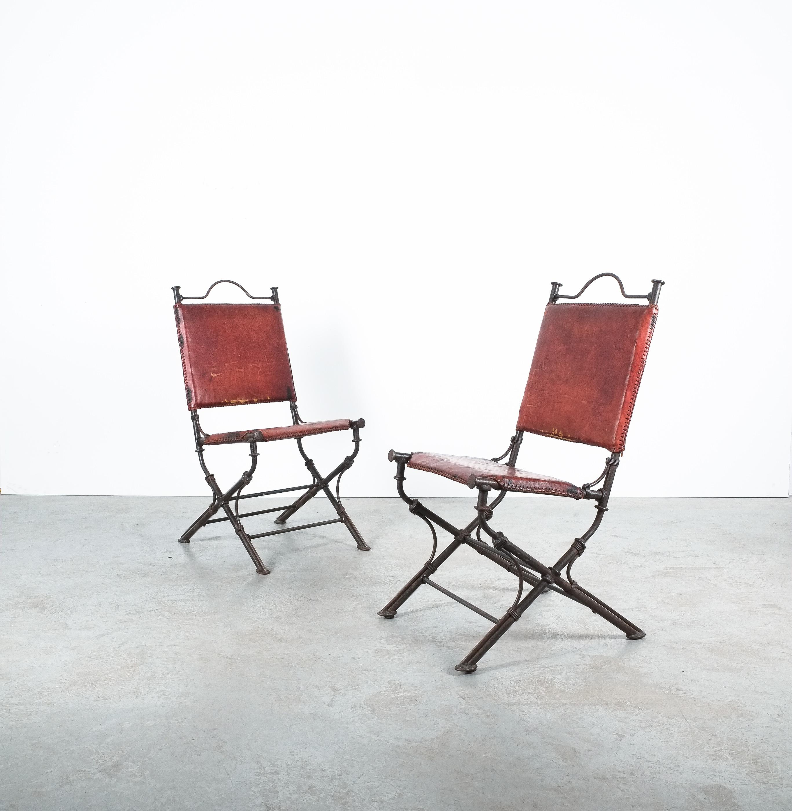 Chaises de jardin en cuir en fer forgé de style Ilana Goor.

Belle paire de chaises en fer et en cuir à la manière des chaises pliantes du 19e siècle. Il s'agit en fait d'une chaise robuste et lourde de 12,5 kg, fabriquée avec soin. Cuir épais de