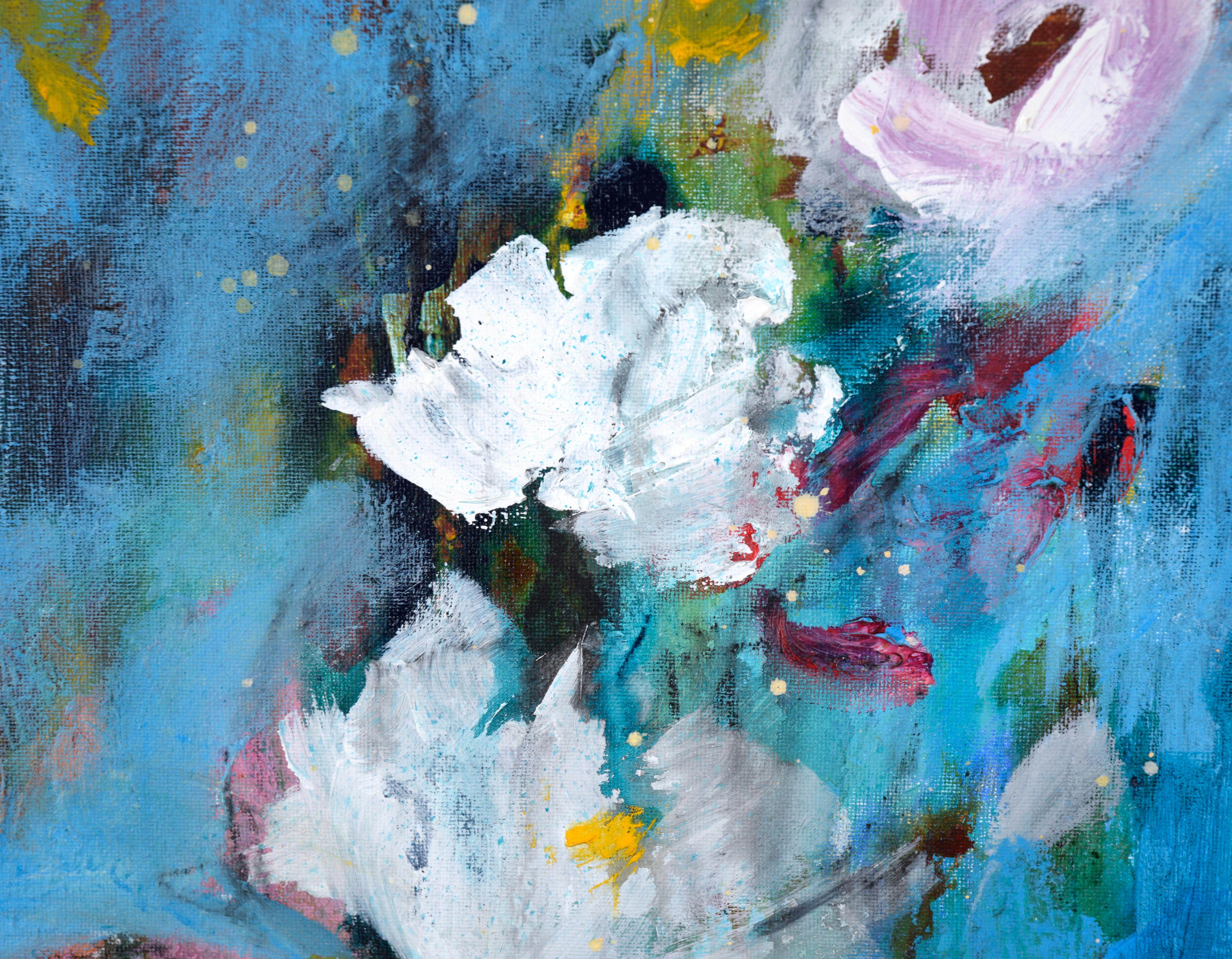 Abstraktes expressionistisches Stillleben mit weißen Blumen

Lebendiges Stillleben von Ilana Ingber (Amerikanerin, geb. 1984). Dieses Stück hat weiße und zartrosa Blumen, die sich von einem kräftigen blauen Hintergrund abheben. Es gibt auch andere