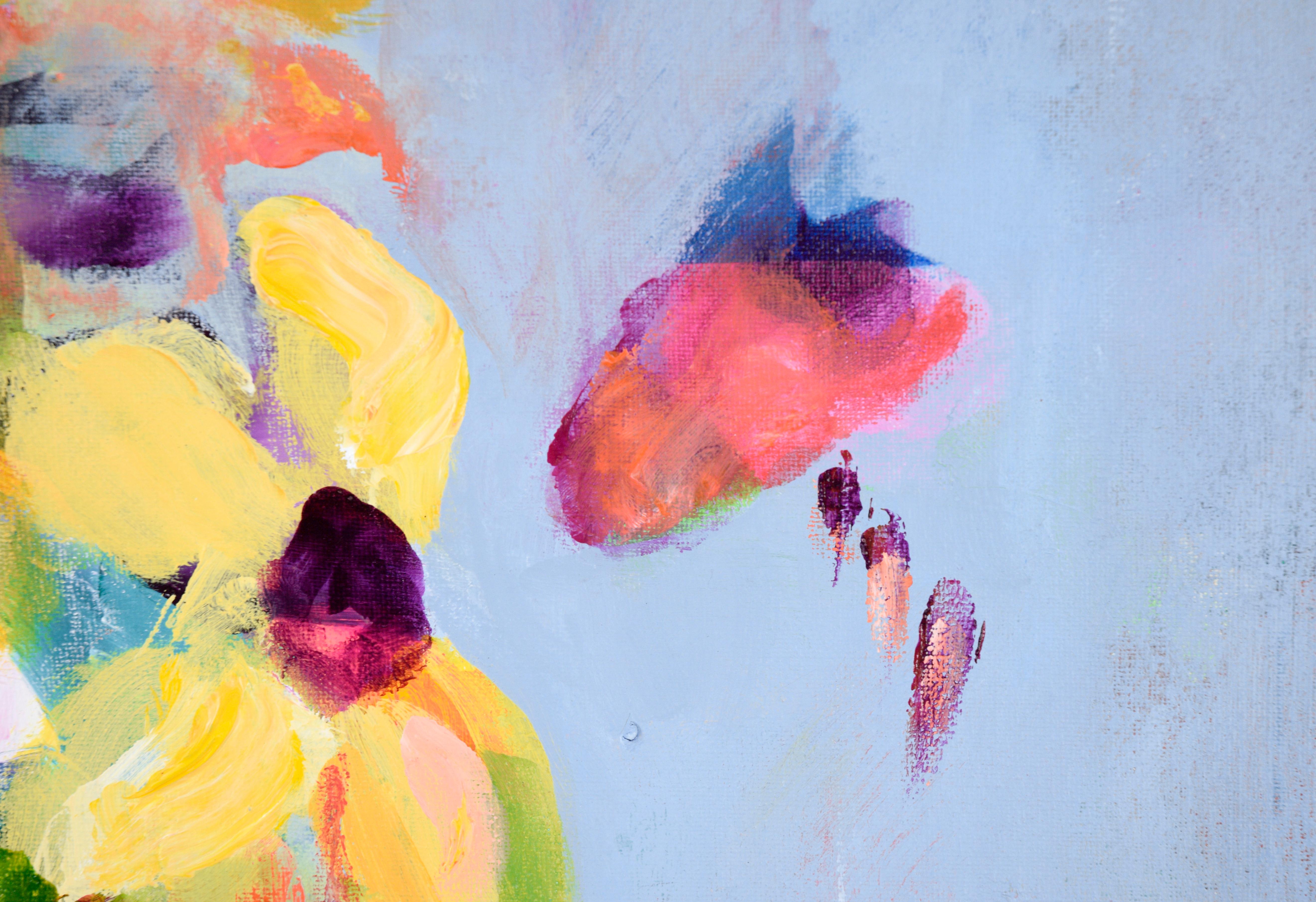 Fiori astratti vibranti ed espressivi di Ilana Ingber (americana, nata nel 1984). Un vaso pieno di fiori si trova su un tavolo rosa su uno sfondo blu. Come se fossero congelati nel tempo, alcuni petali sembrano cadere dal bouquet principale,